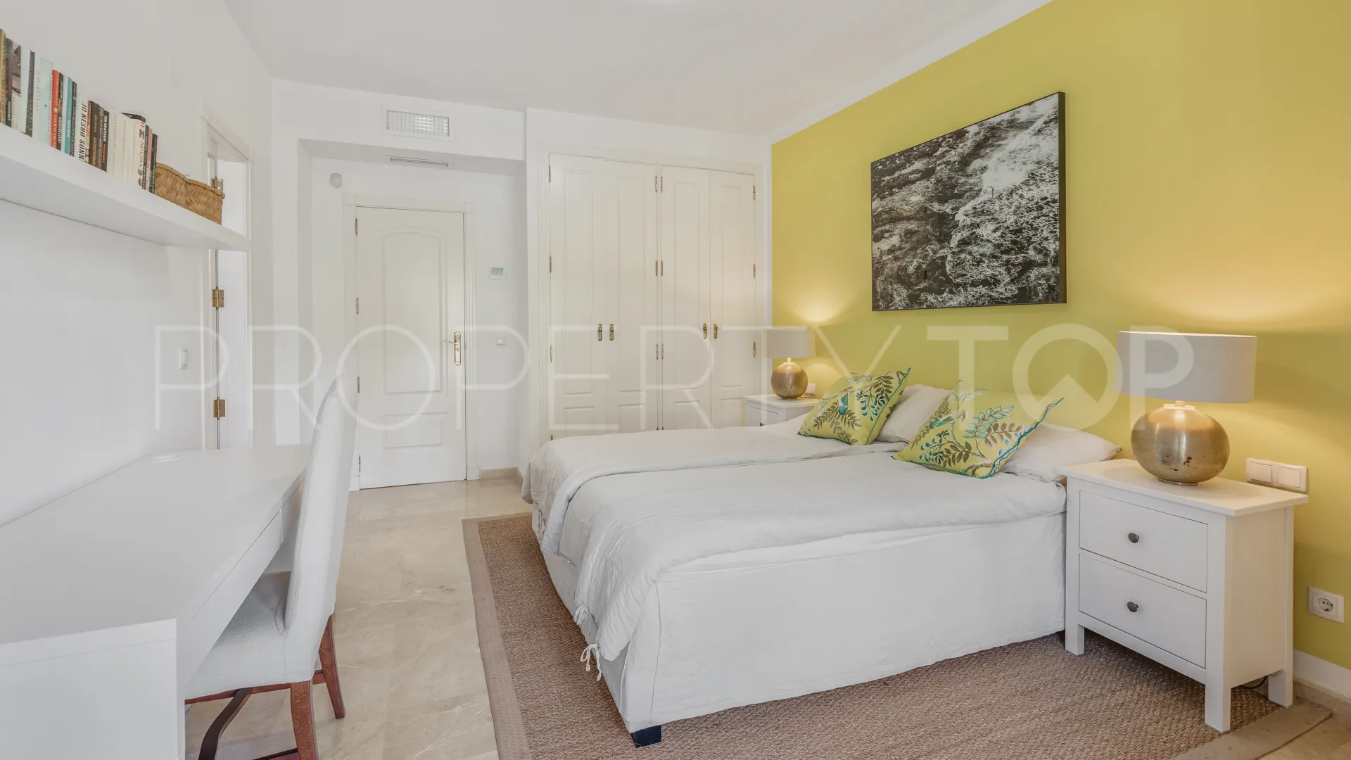 Comprar apartamento planta baja en Los Monteros de 3 dormitorios
