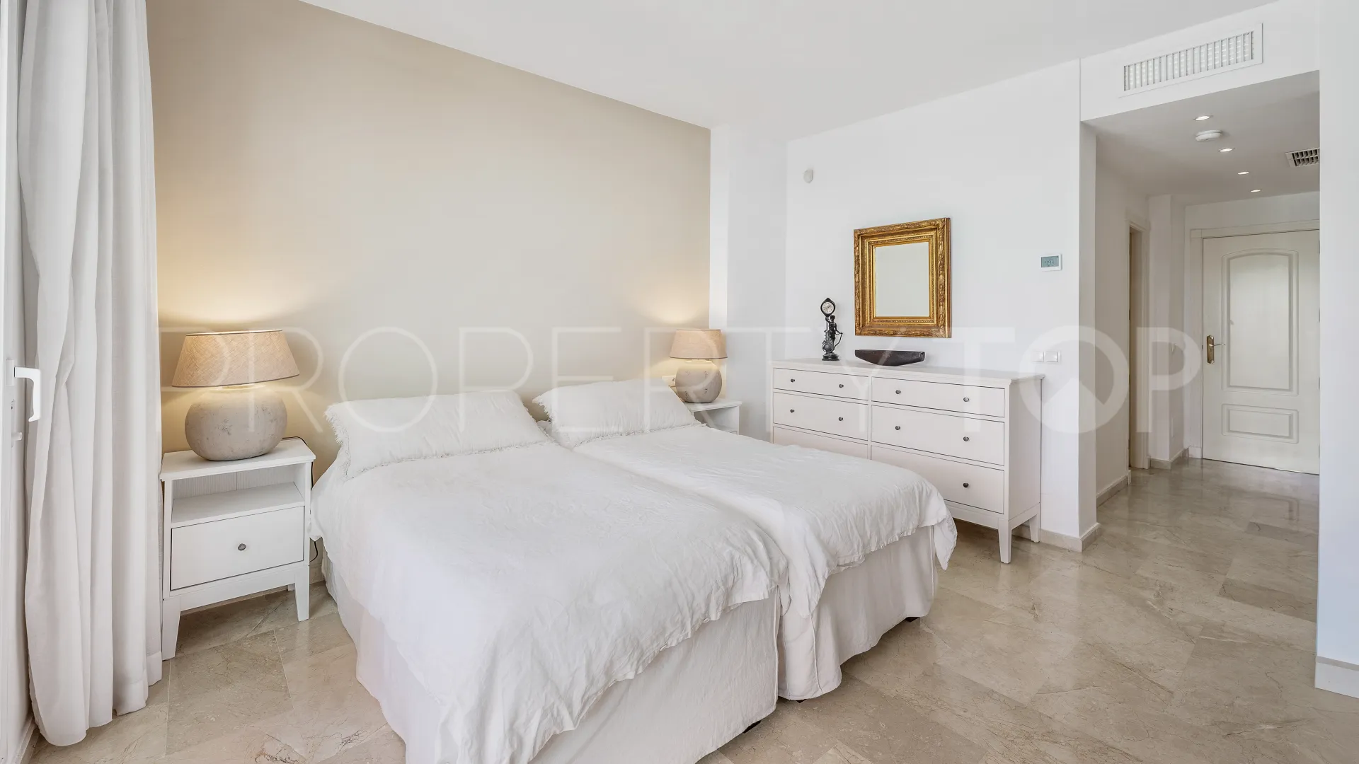 Comprar apartamento planta baja en Los Monteros de 3 dormitorios