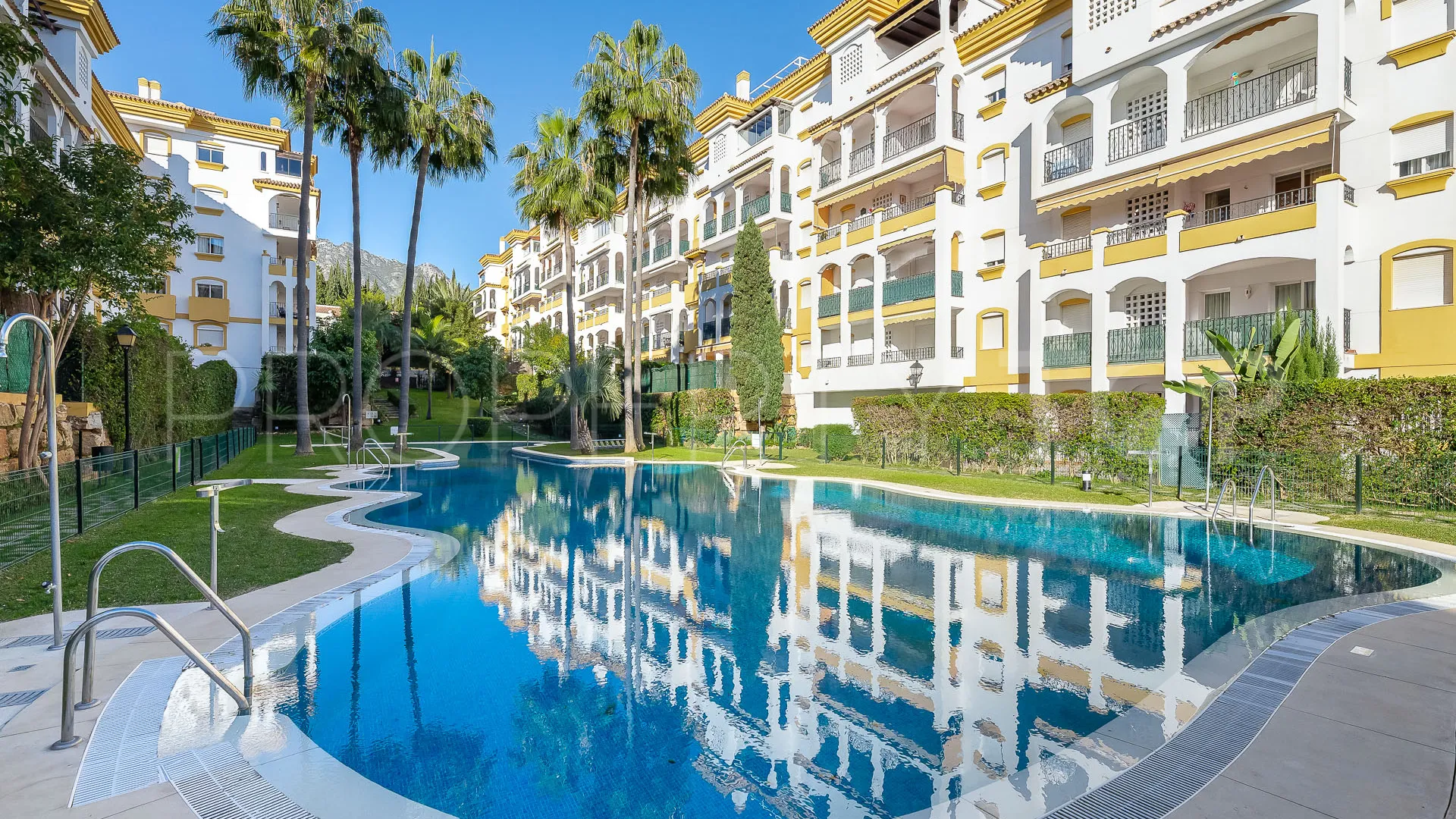 Apartamento planta baja con 2 dormitorios a la venta en Golden Mile