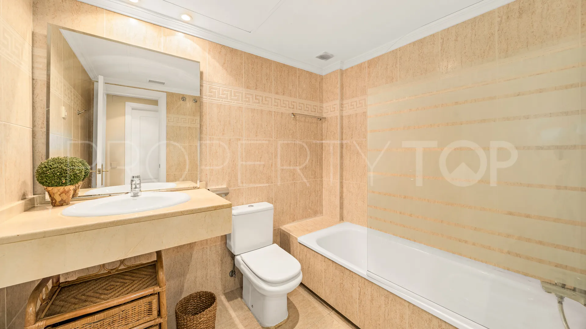 Apartamento planta baja con 2 dormitorios a la venta en Golden Mile