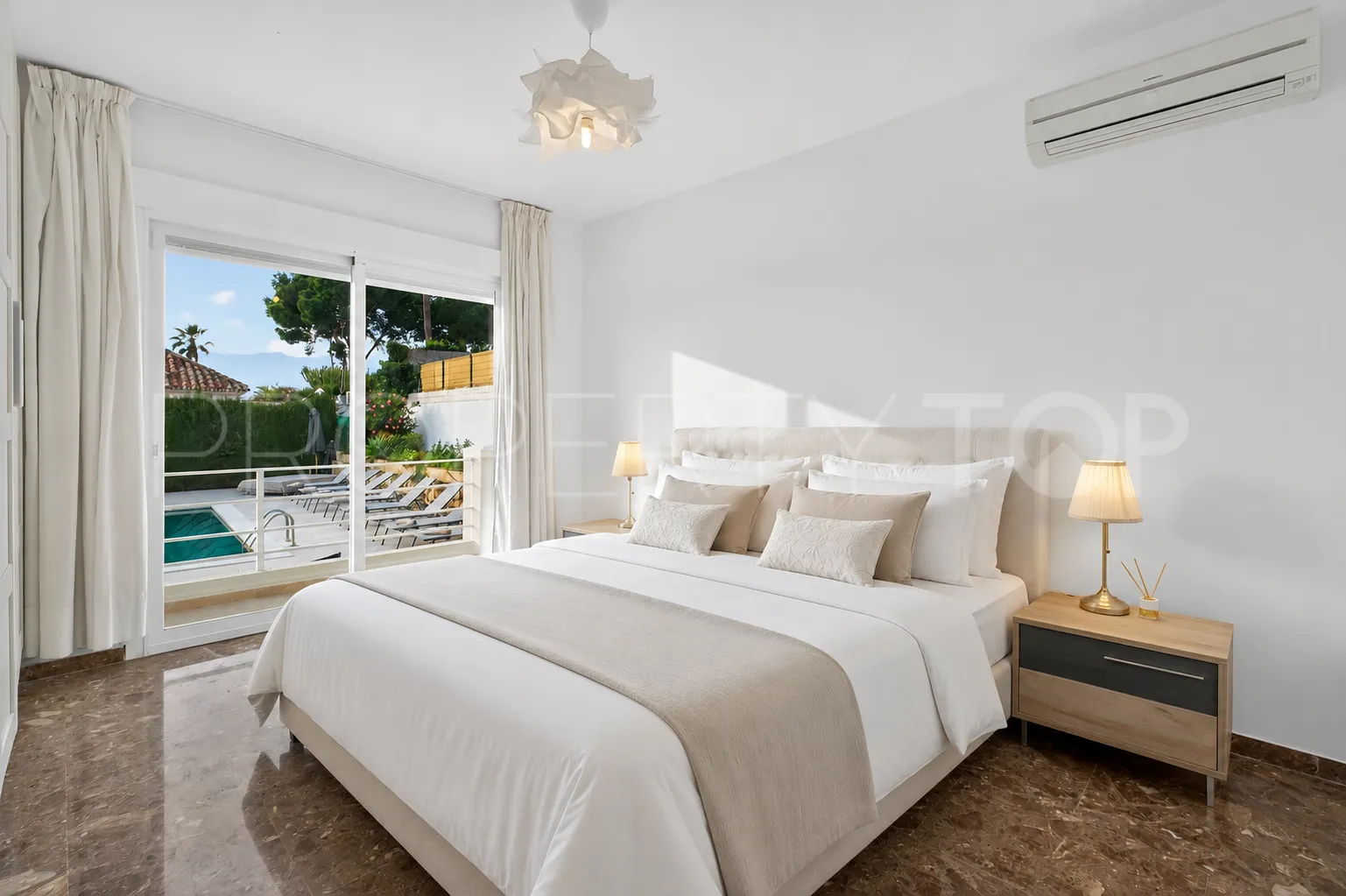 Comprar villa en Elviria