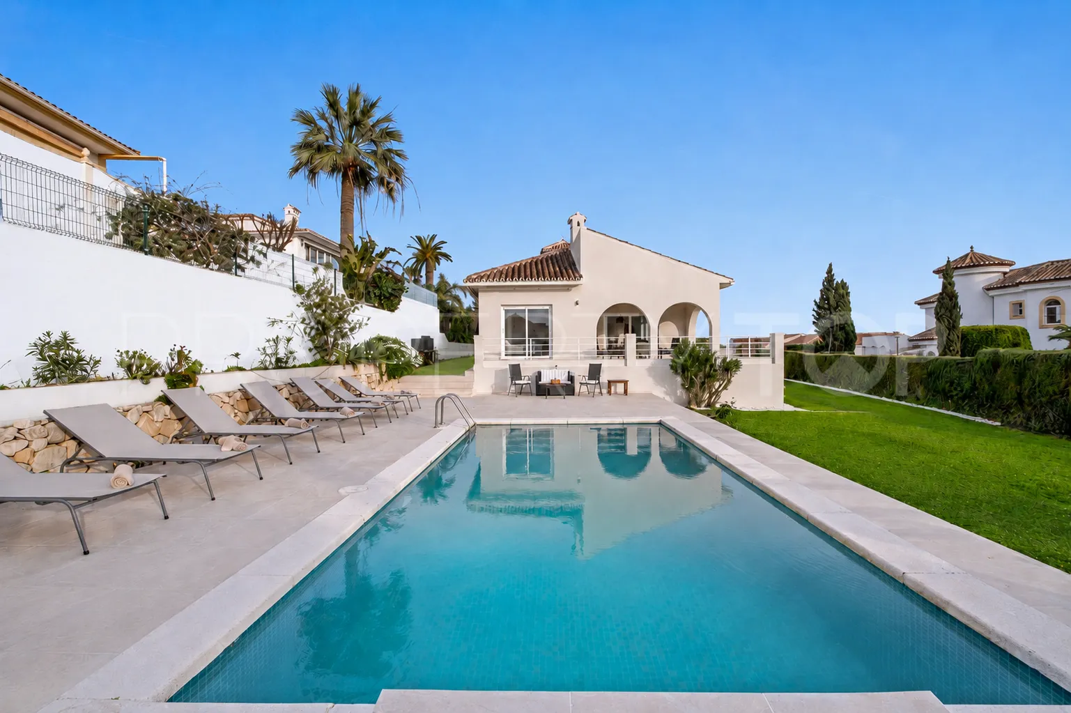 Comprar villa en Elviria
