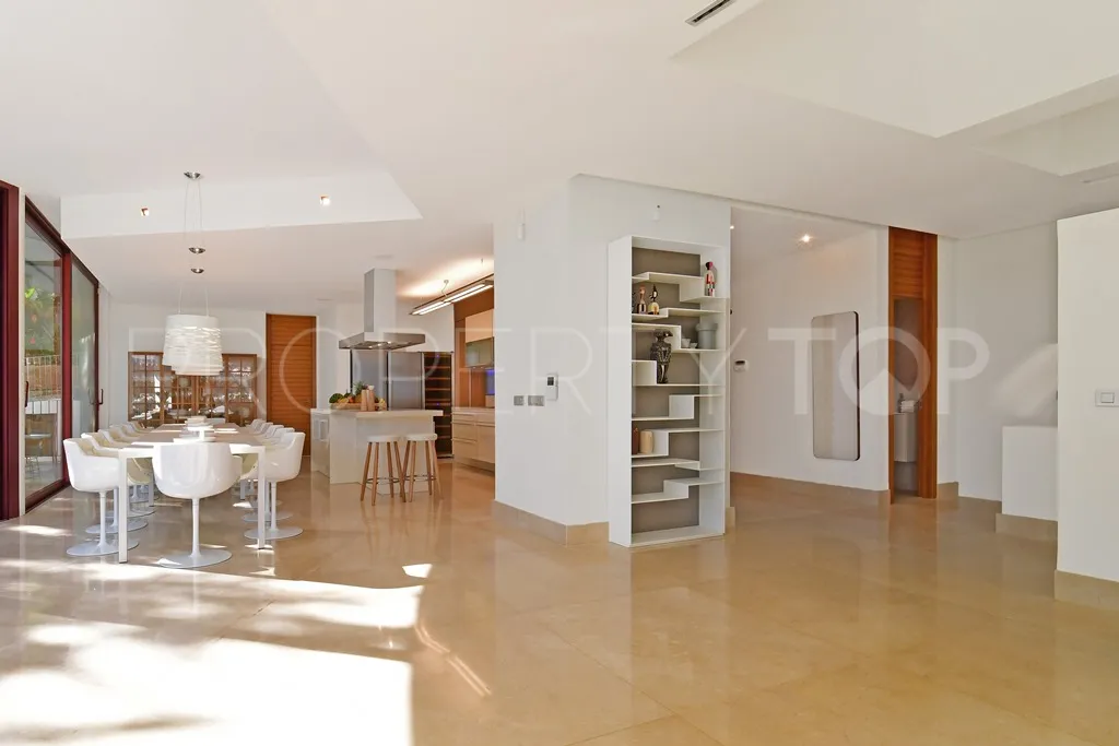 For sale Nueva Andalucia villa with 7 bedrooms