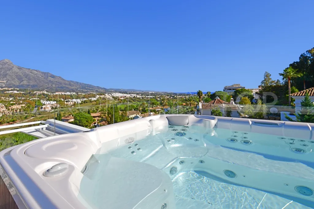 For sale Nueva Andalucia villa with 7 bedrooms