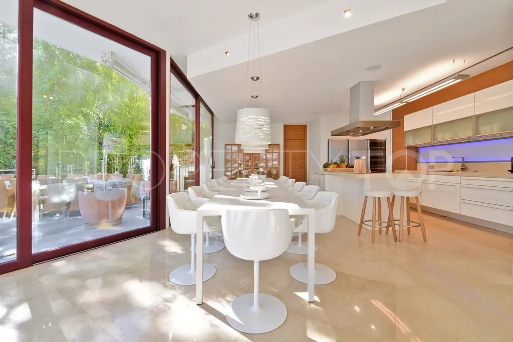 For sale Nueva Andalucia villa with 7 bedrooms