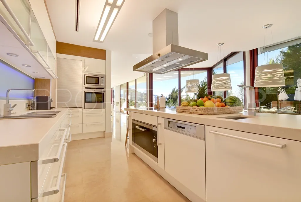 For sale Nueva Andalucia villa with 7 bedrooms
