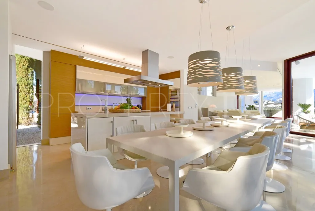For sale Nueva Andalucia villa with 7 bedrooms