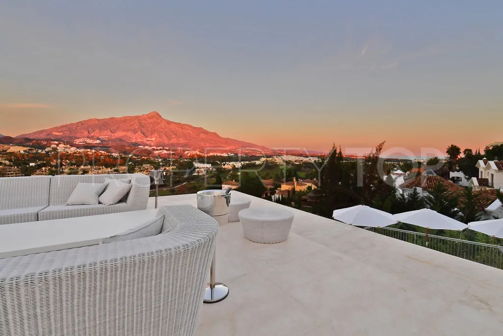 For sale Nueva Andalucia villa with 7 bedrooms