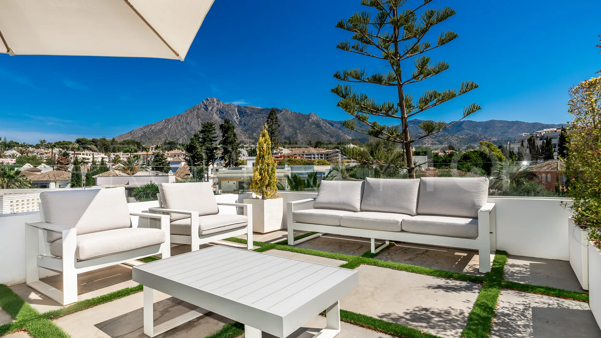 Beach Side Golden Mile 5 bedrooms villa for sale