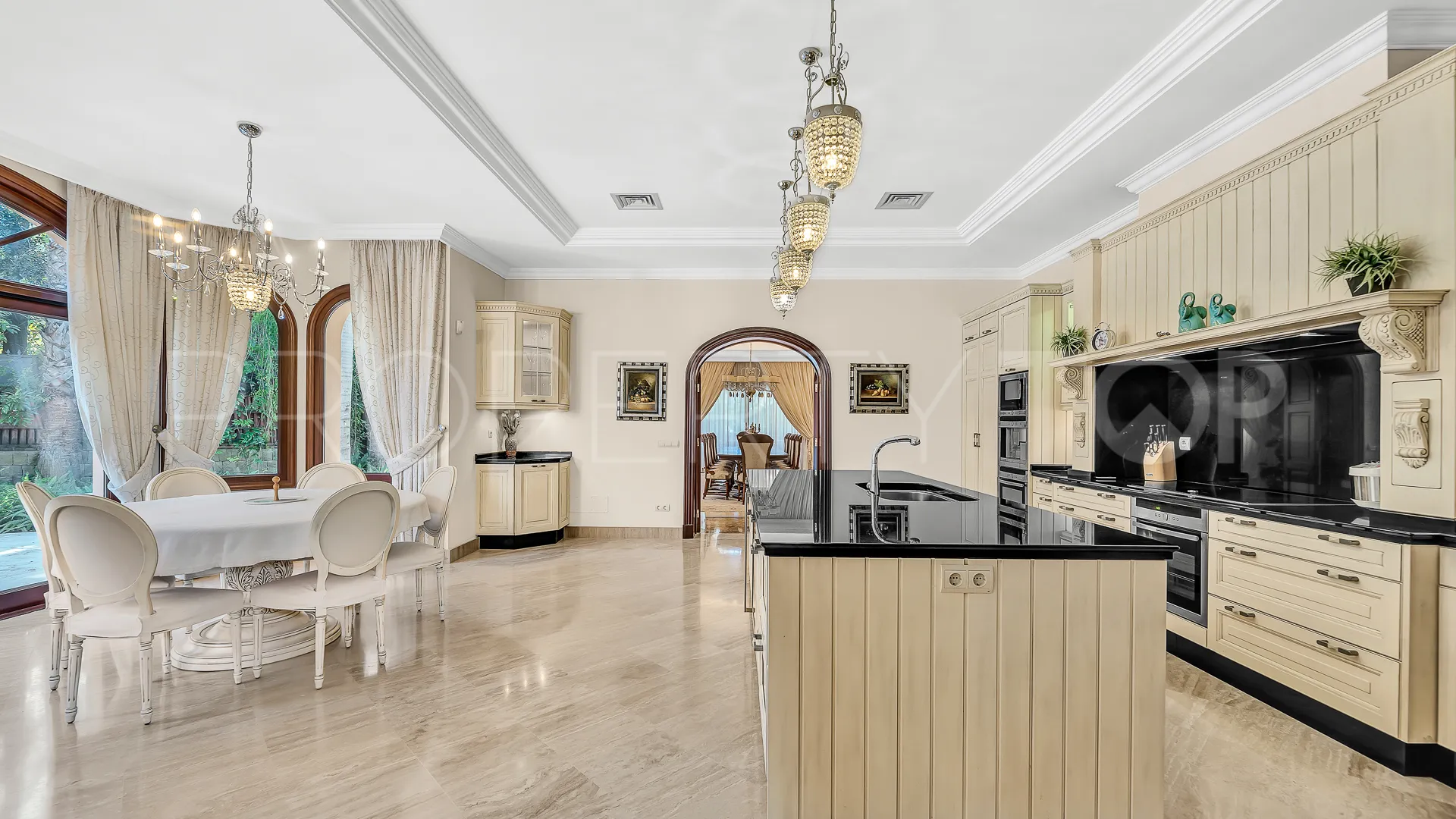 For sale Guadalmina Baja villa with 8 bedrooms