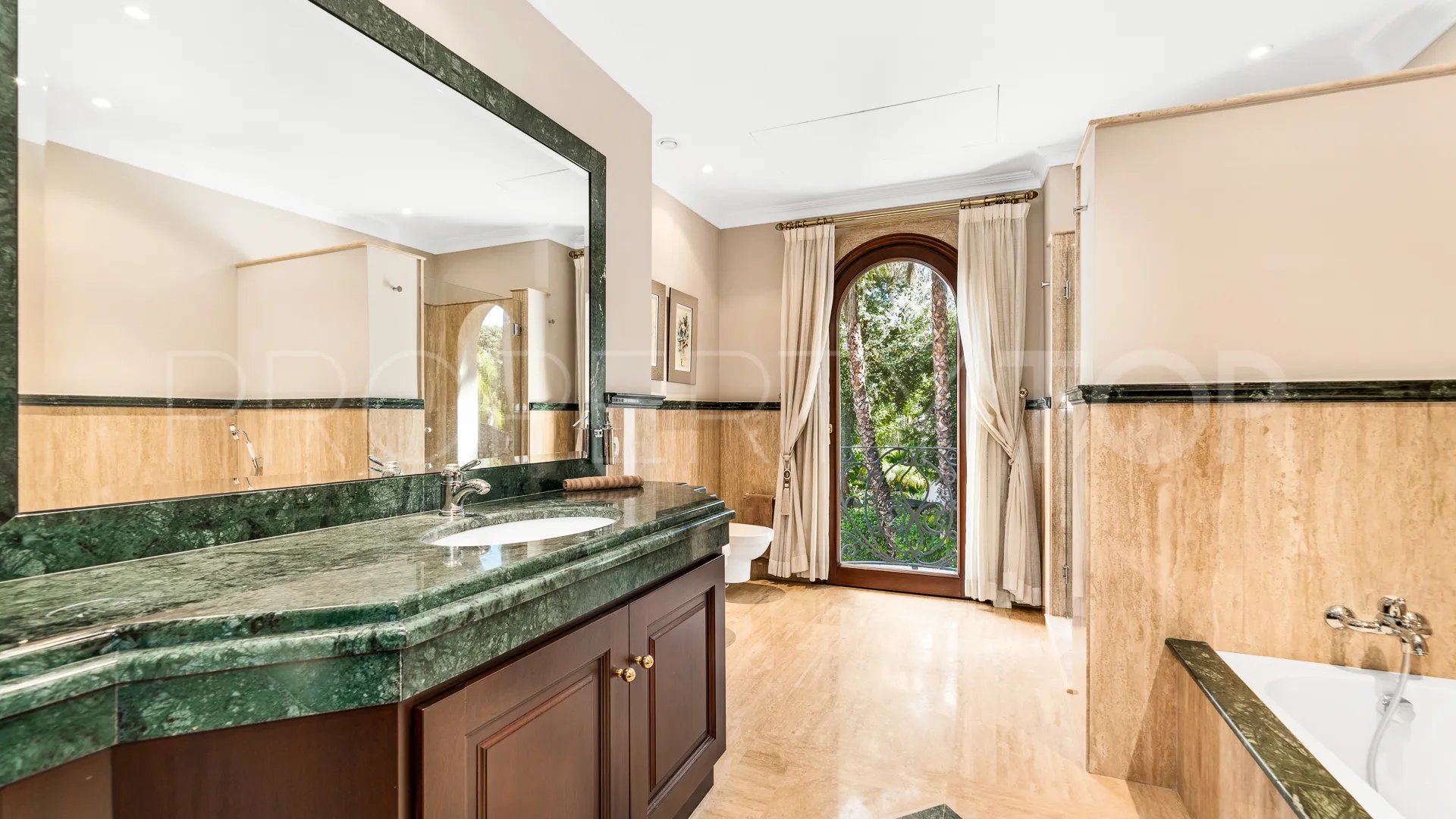 For sale Guadalmina Baja villa with 8 bedrooms