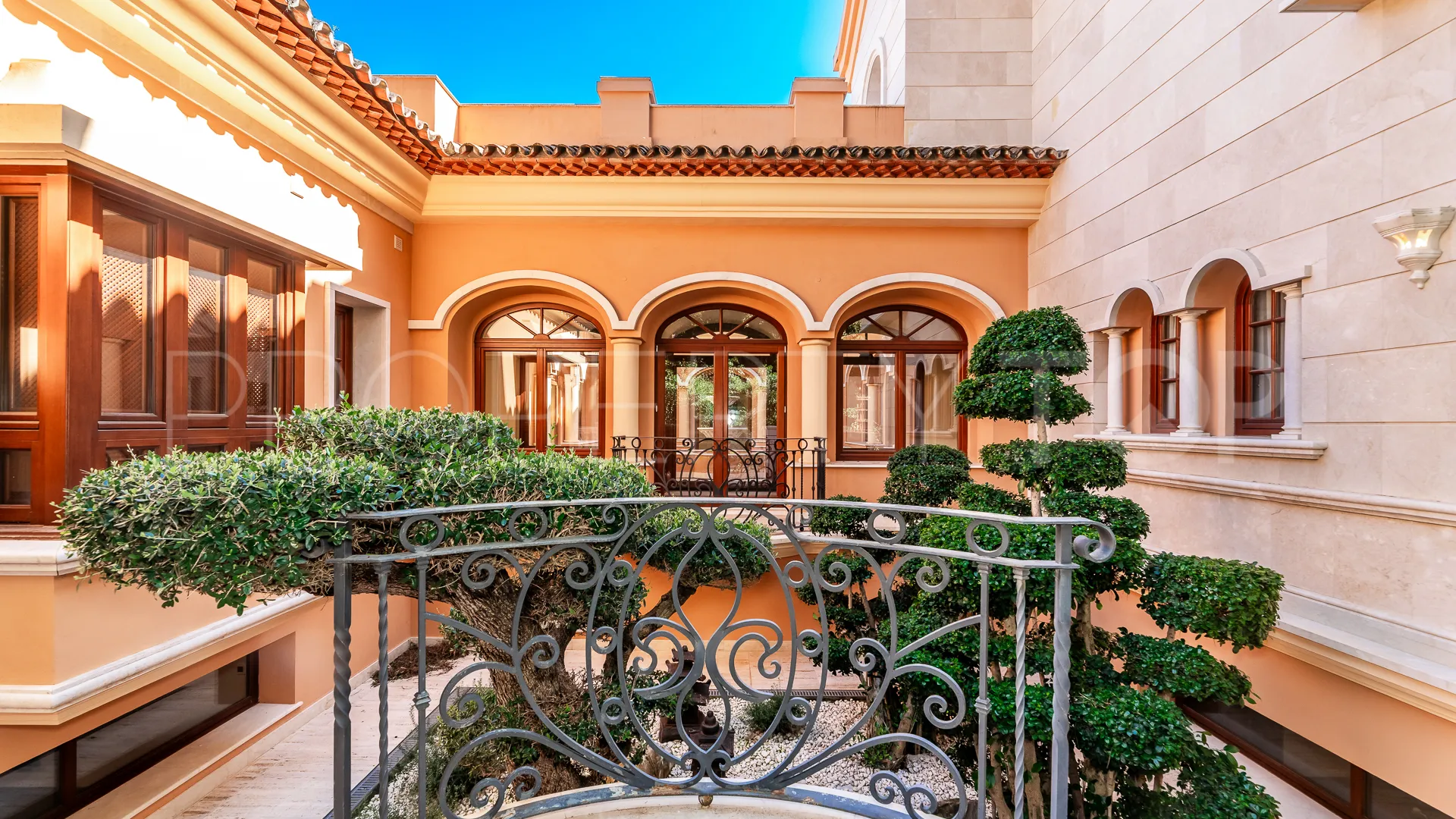 For sale Guadalmina Baja villa with 8 bedrooms