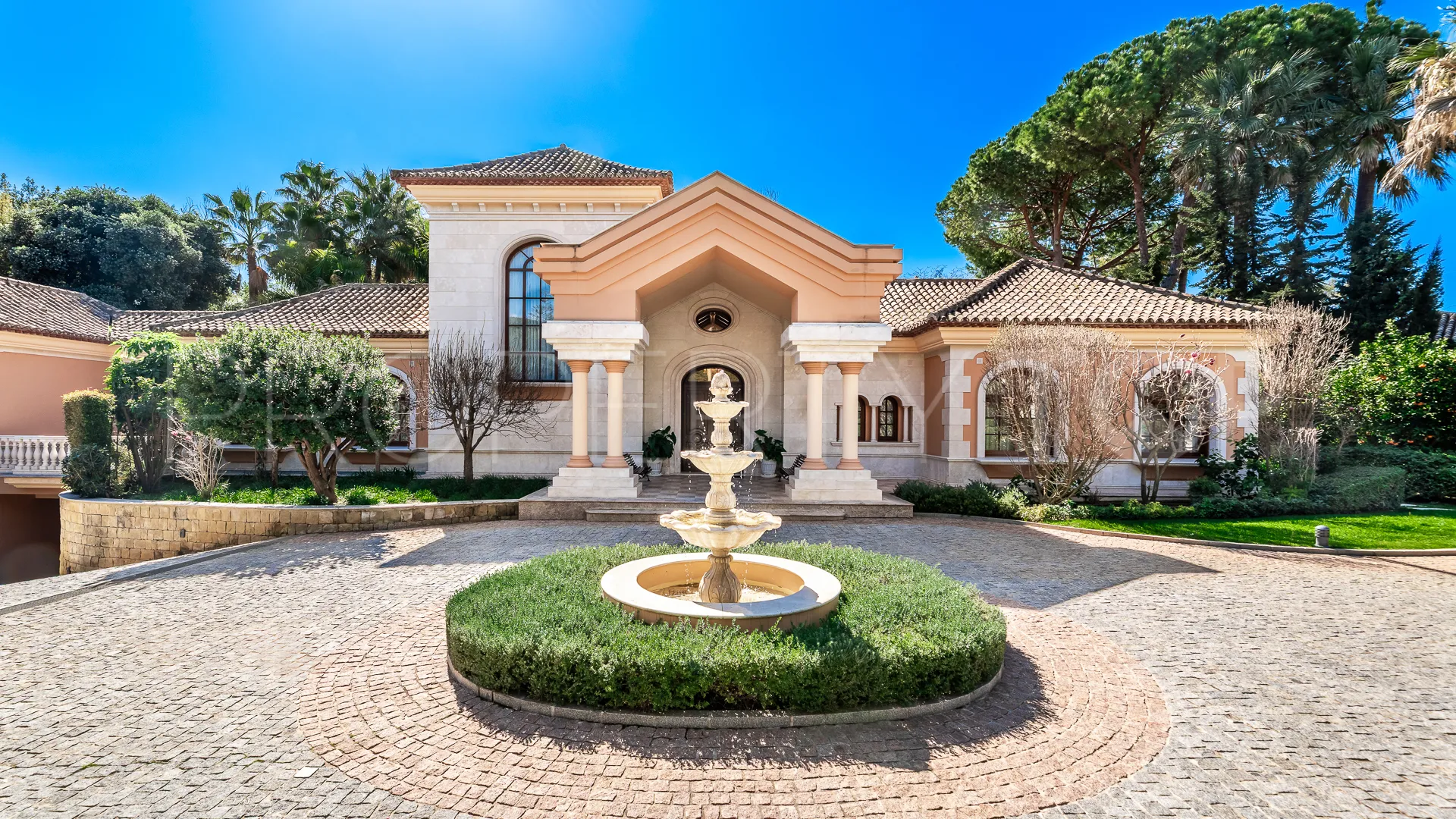 For sale Guadalmina Baja villa with 8 bedrooms