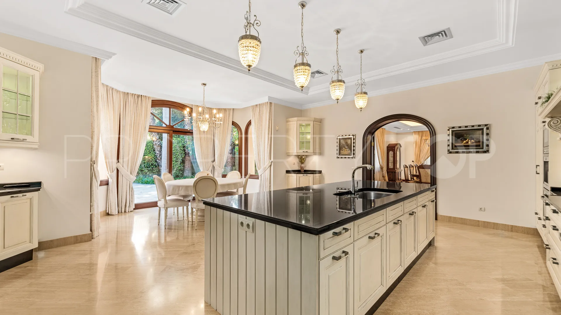 For sale Guadalmina Baja villa with 8 bedrooms