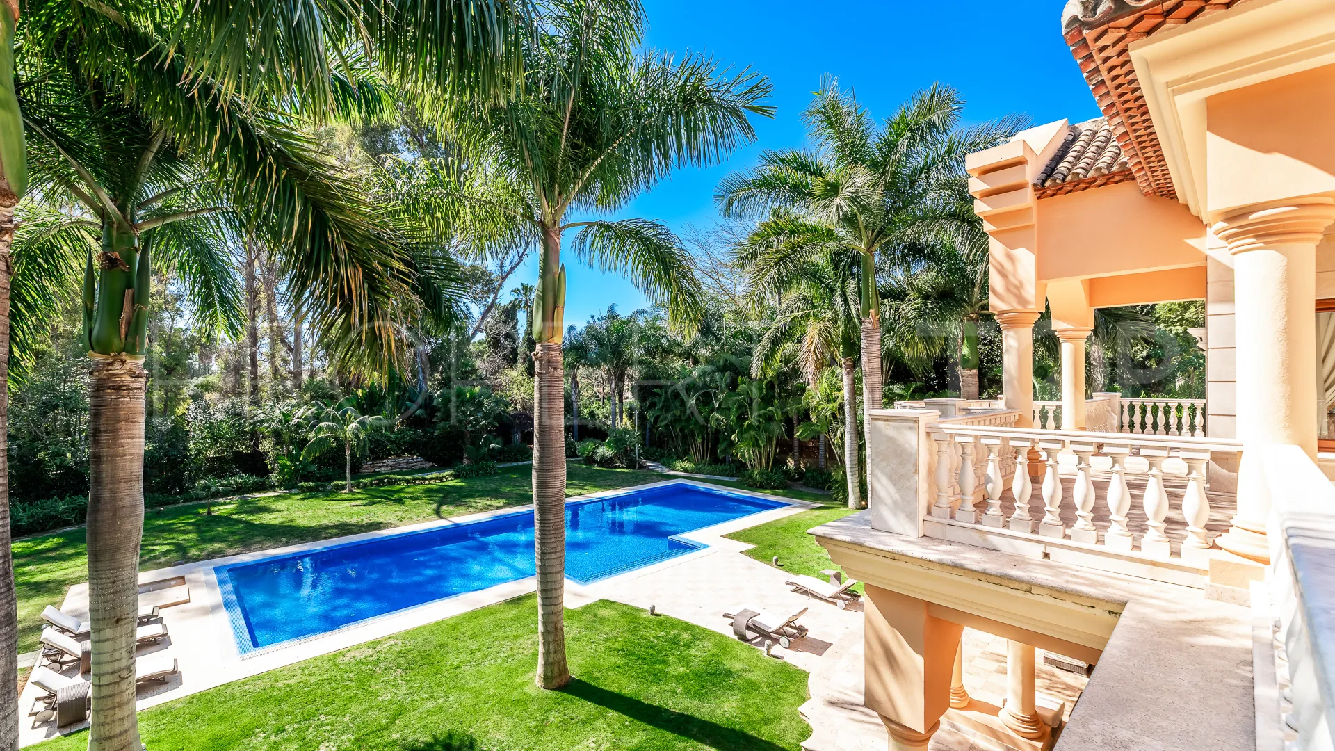 For sale Guadalmina Baja villa with 8 bedrooms