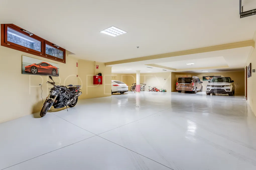 For sale Guadalmina Baja villa with 8 bedrooms