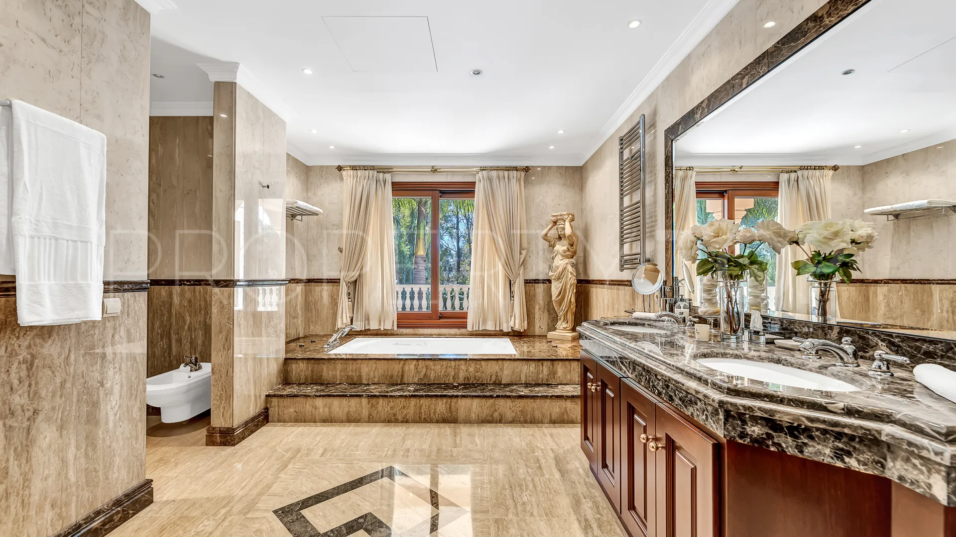 For sale Guadalmina Baja villa with 8 bedrooms