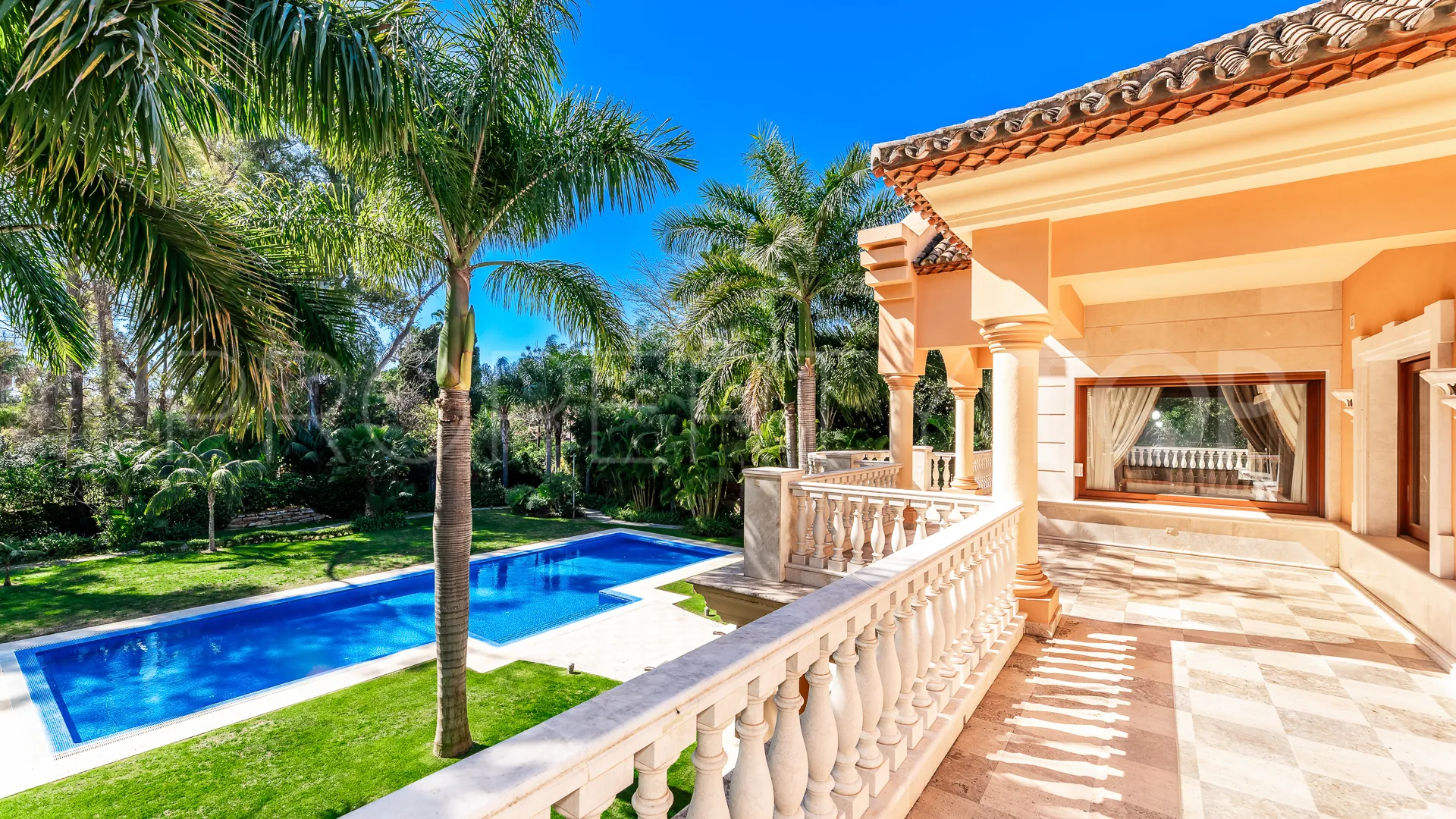 For sale Guadalmina Baja villa with 8 bedrooms