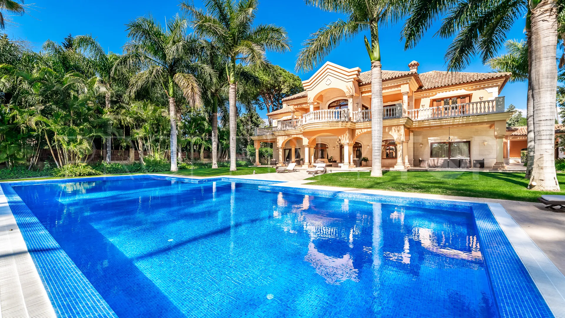 For sale Guadalmina Baja villa with 8 bedrooms