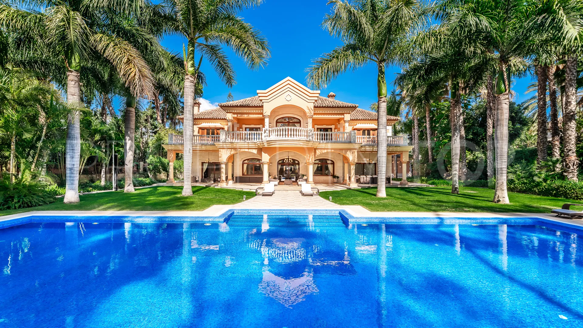 For sale Guadalmina Baja villa with 8 bedrooms