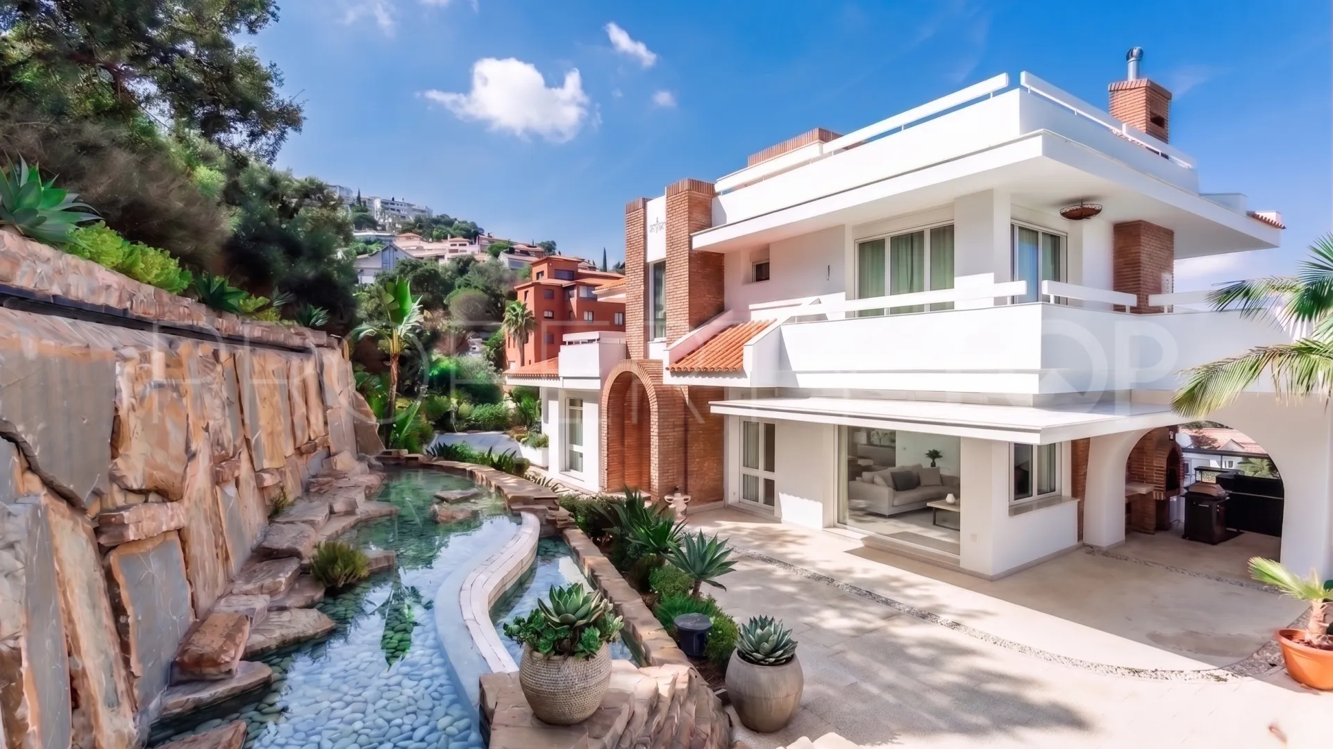For sale Altos de Elviria villa with 6 bedrooms