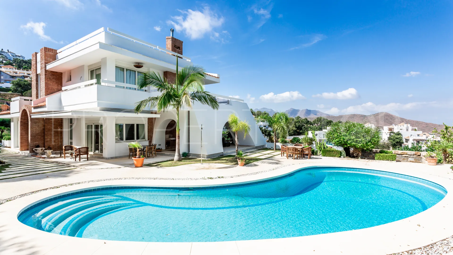 For sale Altos de Elviria villa with 6 bedrooms