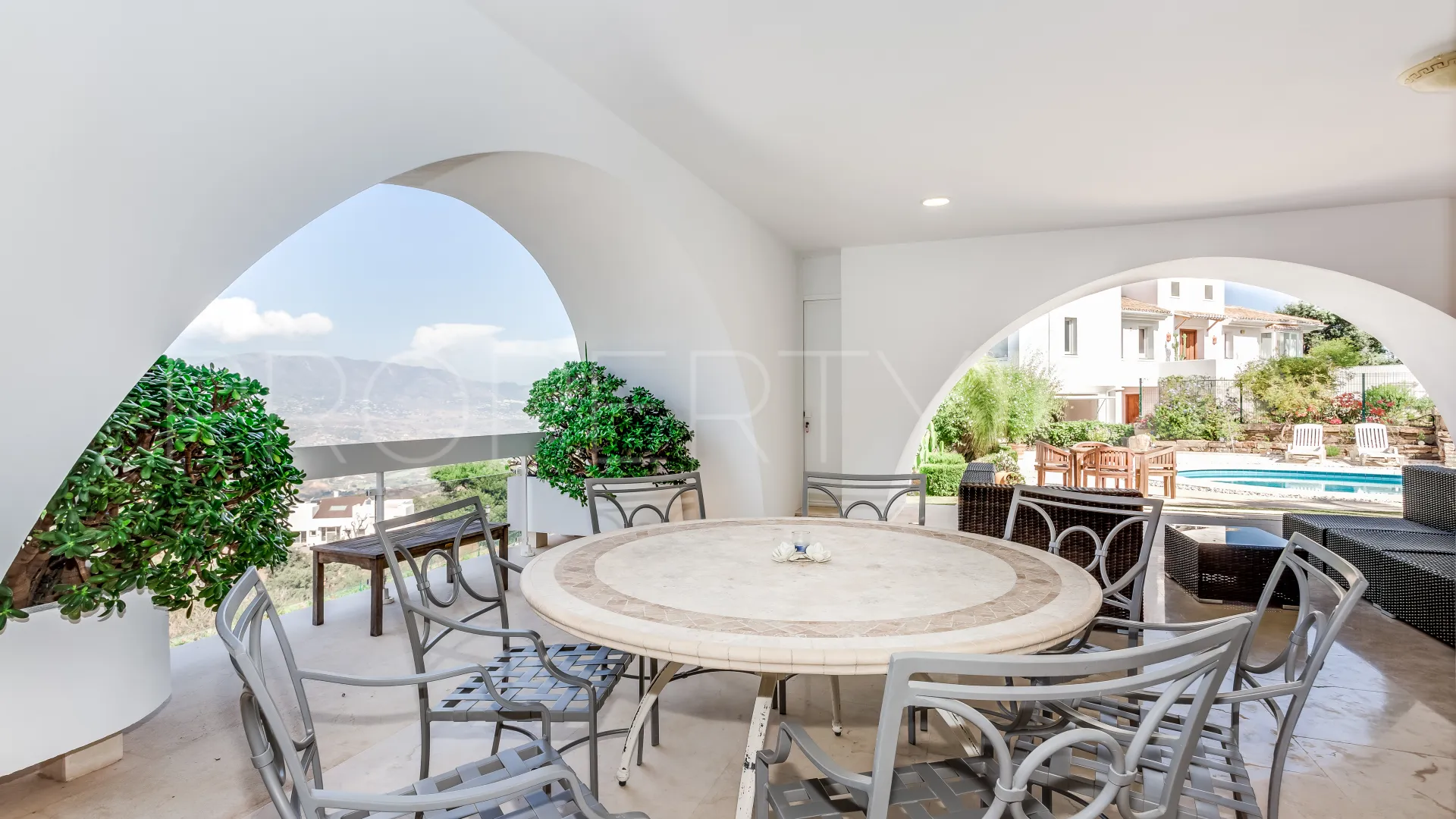 For sale Altos de Elviria villa with 6 bedrooms