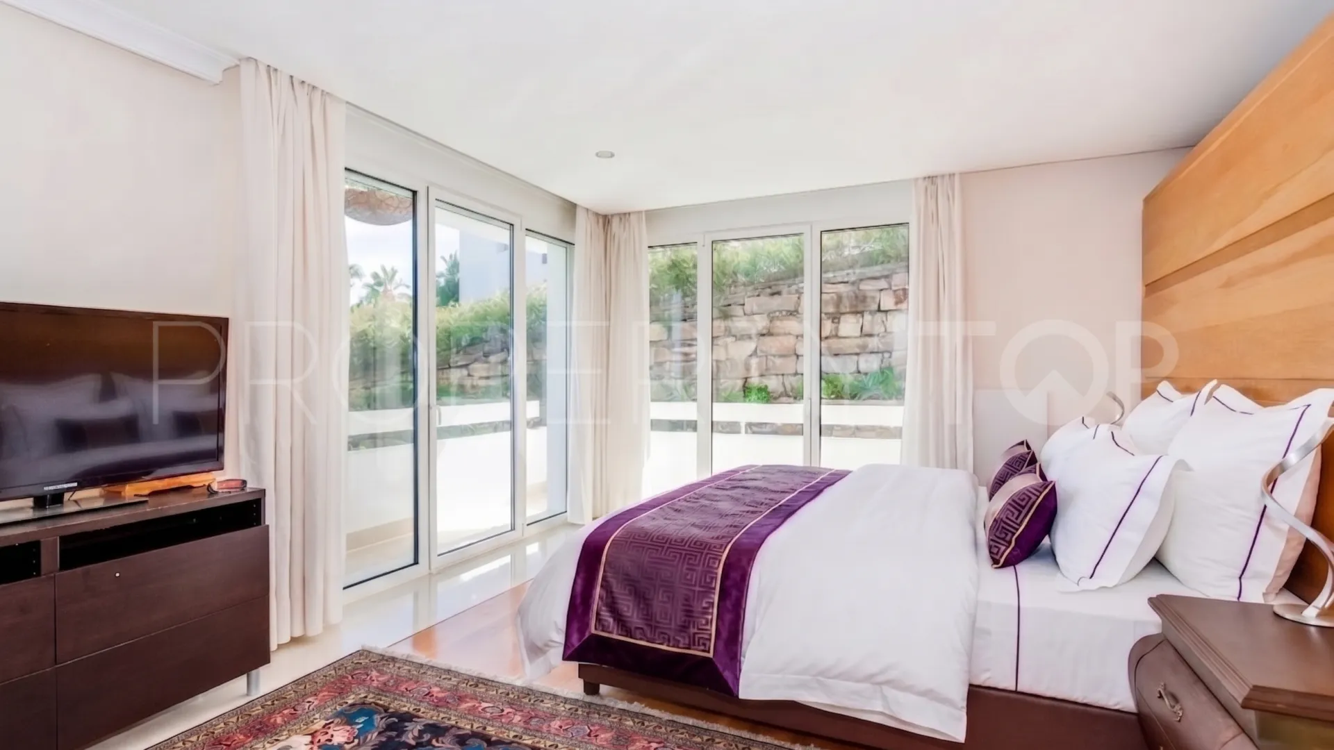For sale Altos de Elviria villa with 6 bedrooms