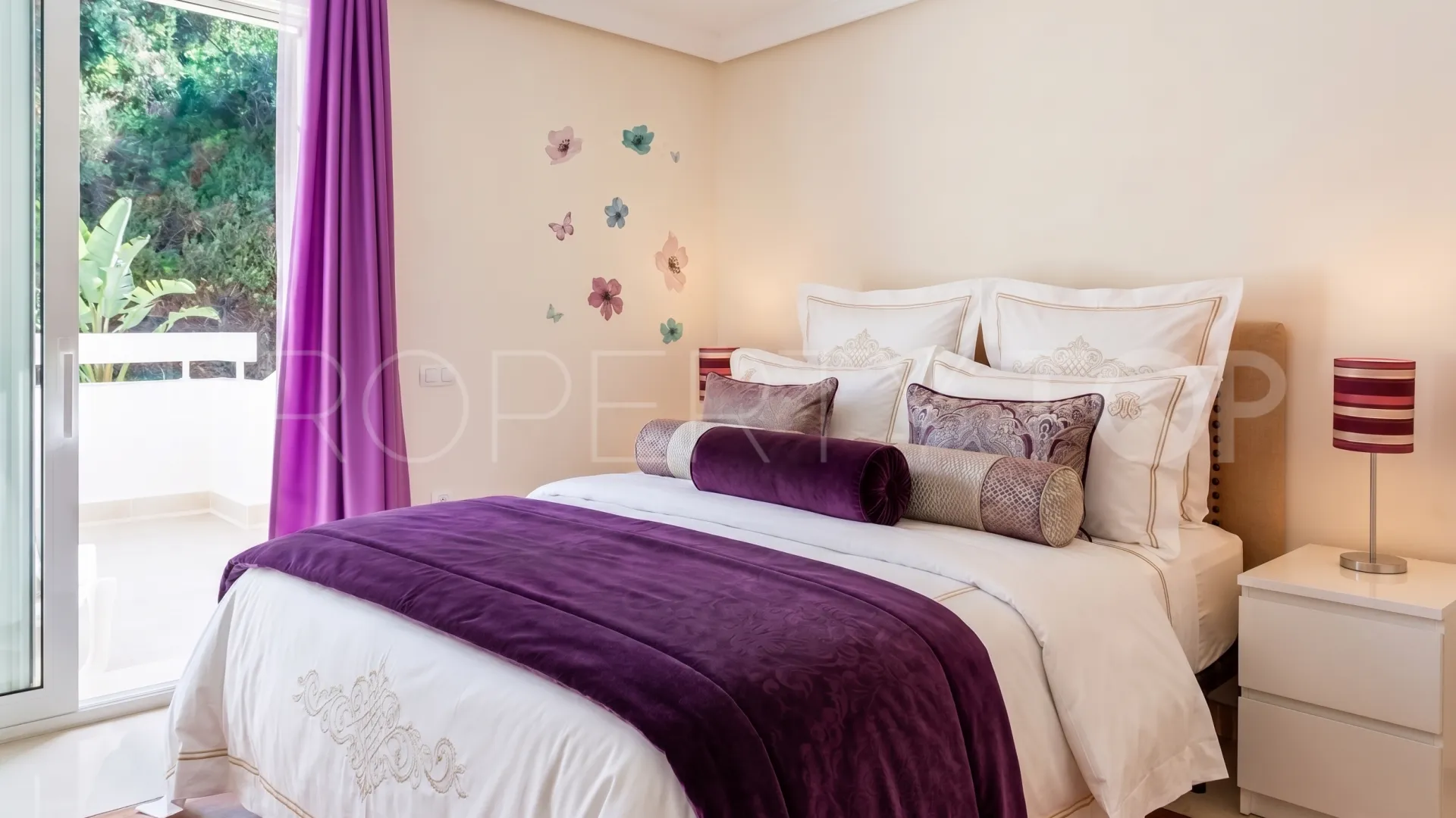 For sale Altos de Elviria villa with 6 bedrooms