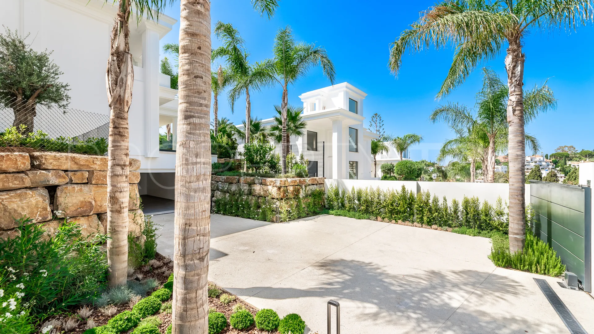 Villa de 5 dormitorios en venta en Las Lomas del Marbella Club