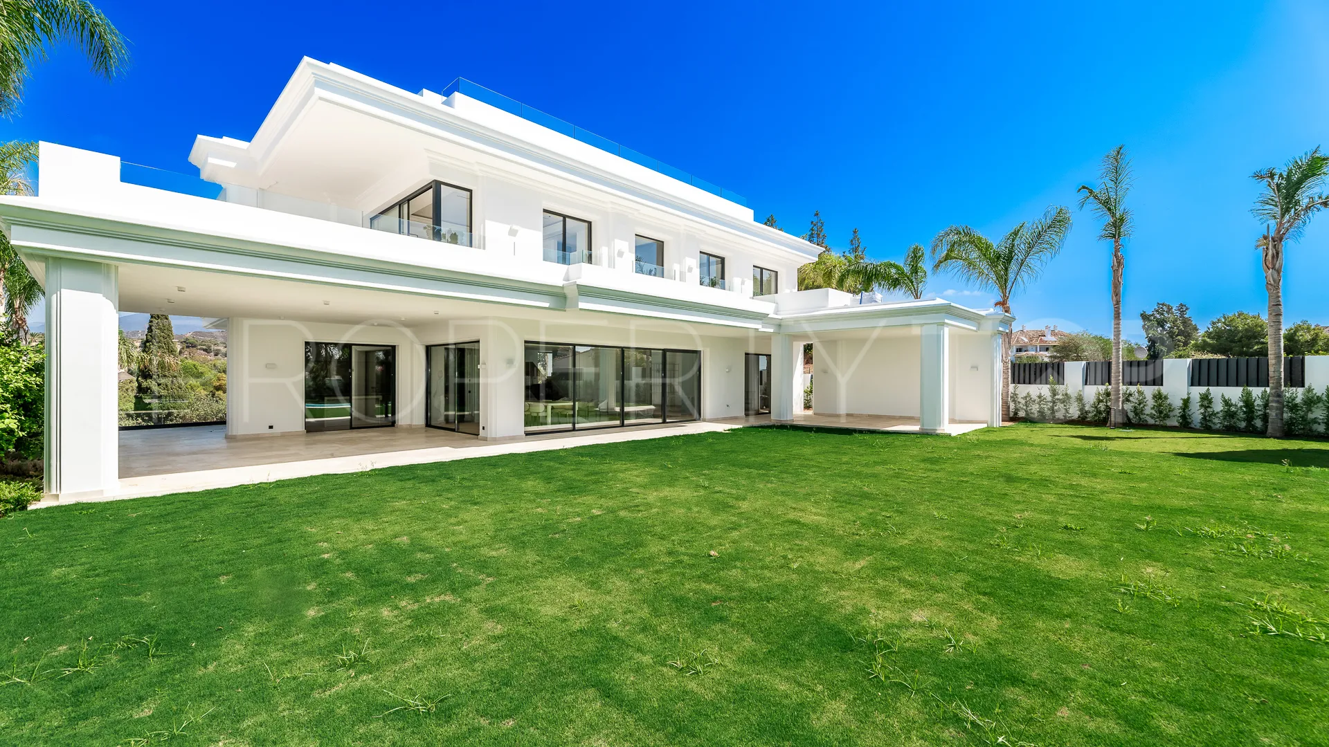 Villa de 5 dormitorios en venta en Las Lomas del Marbella Club
