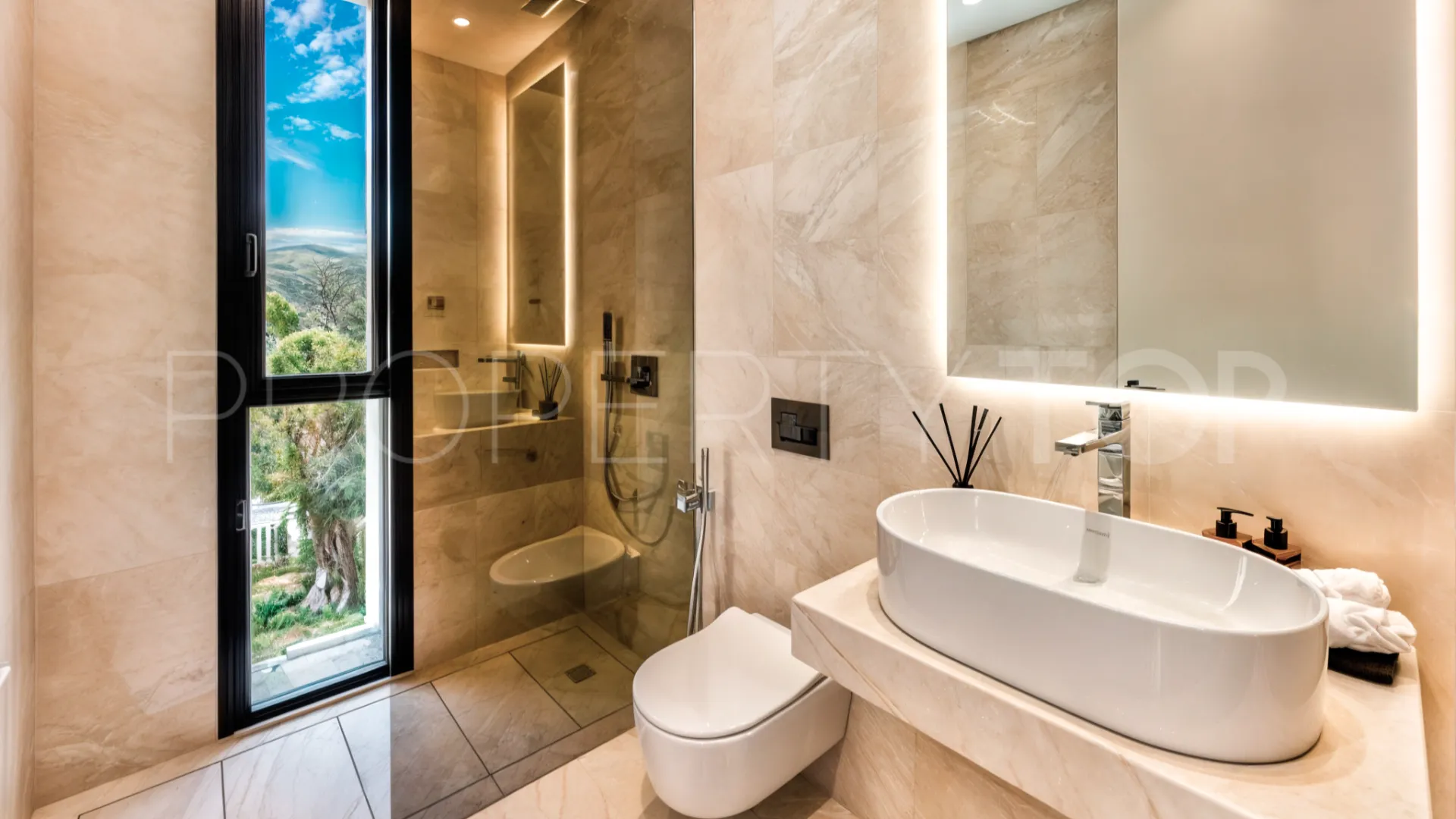 Villa de 5 dormitorios en venta en Las Lomas del Marbella Club