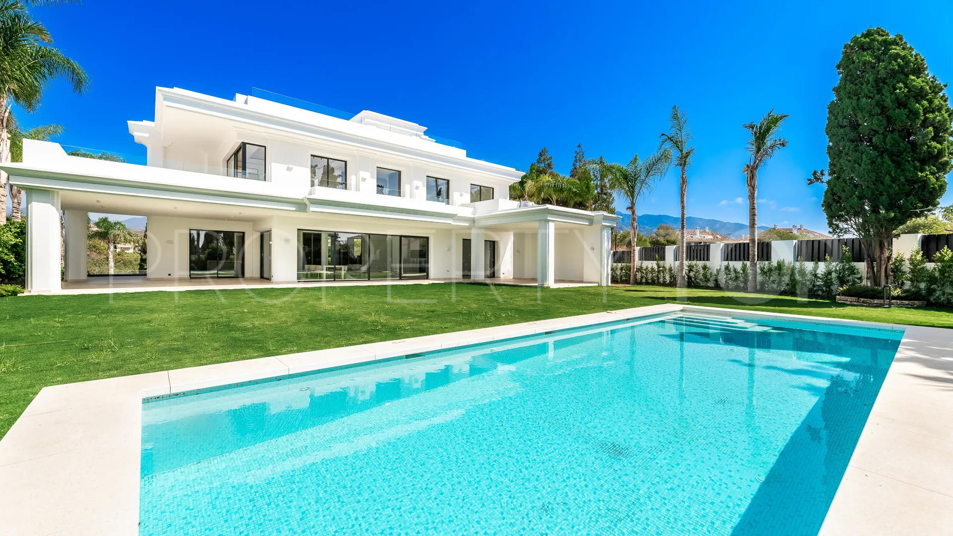 Villa de 5 dormitorios en venta en Las Lomas del Marbella Club