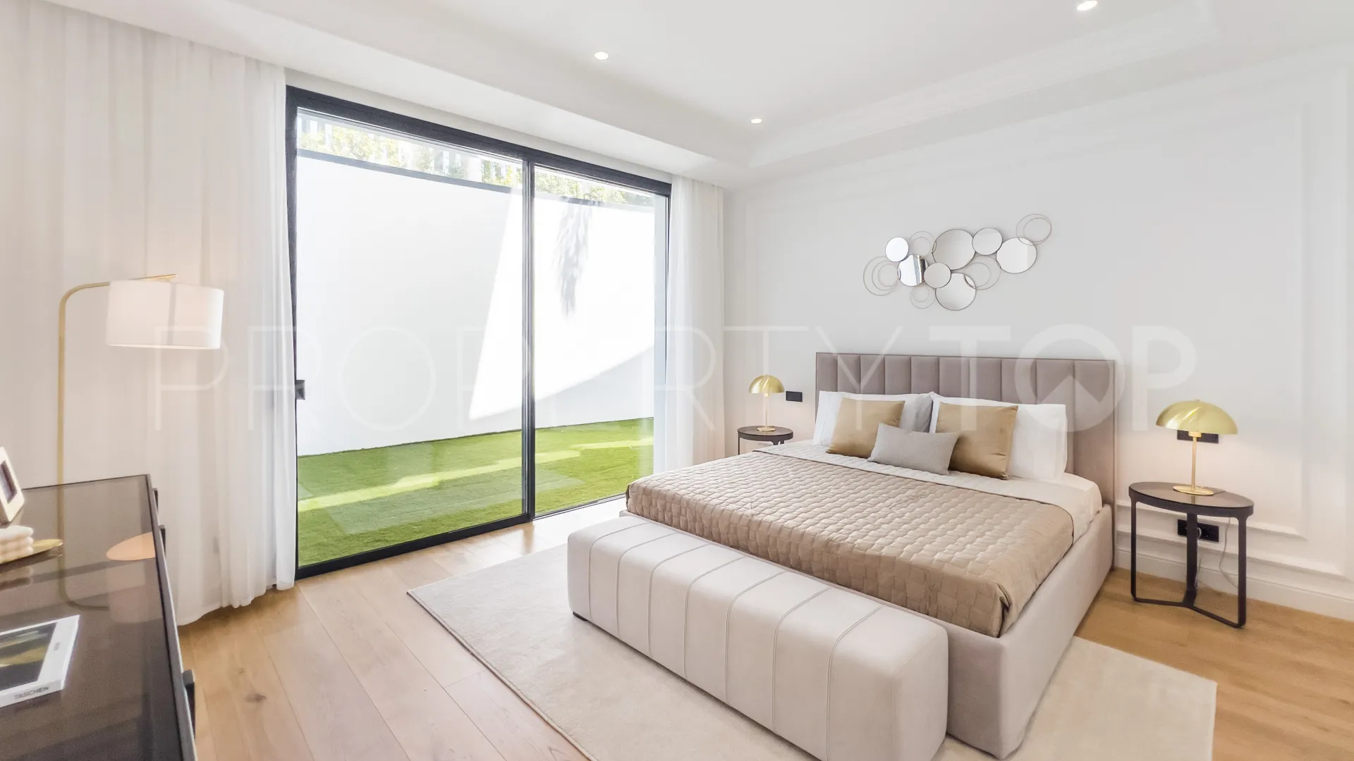 Villa de 5 dormitorios en venta en Las Lomas del Marbella Club
