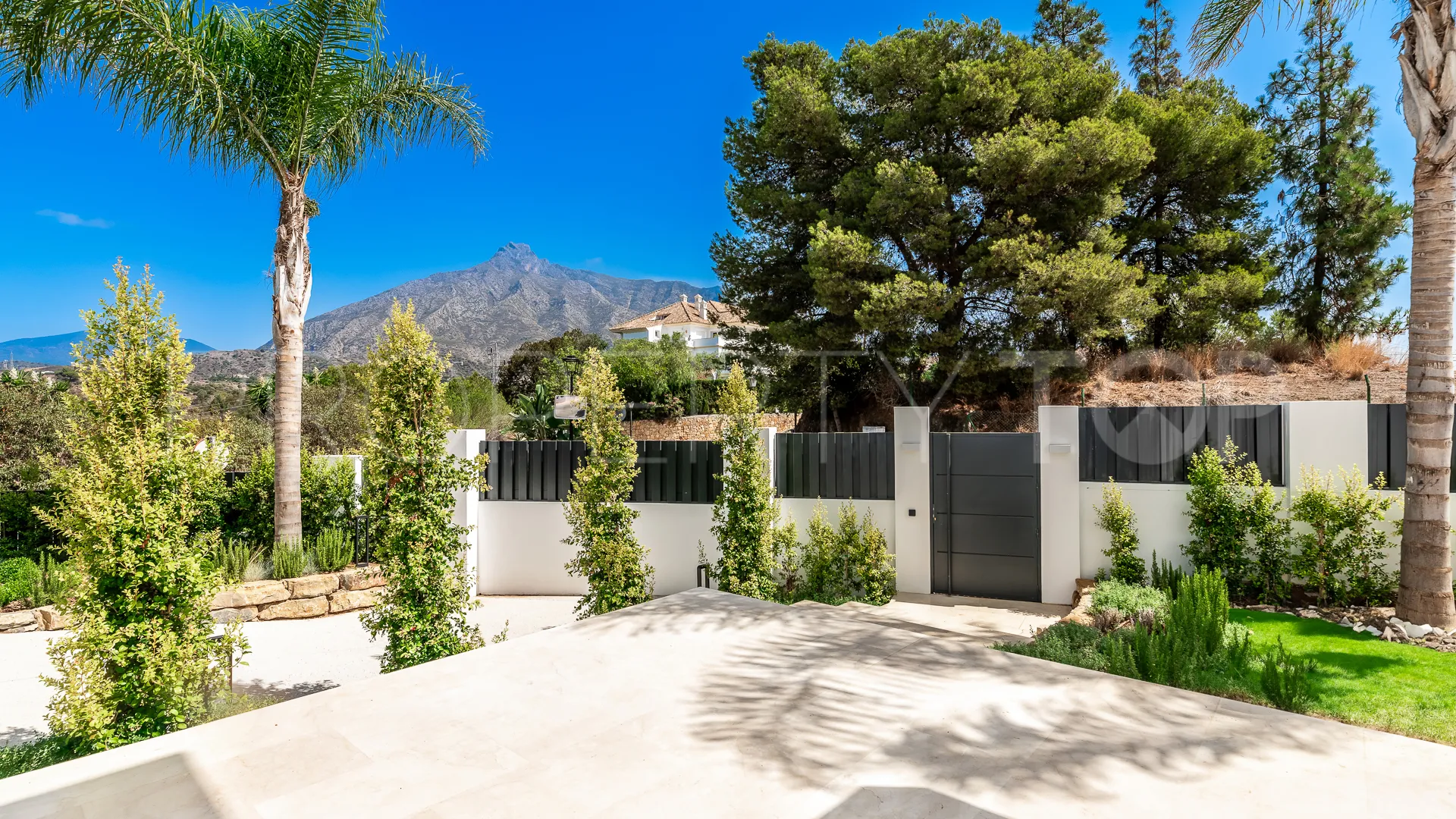 Villa de 5 dormitorios en venta en Las Lomas del Marbella Club