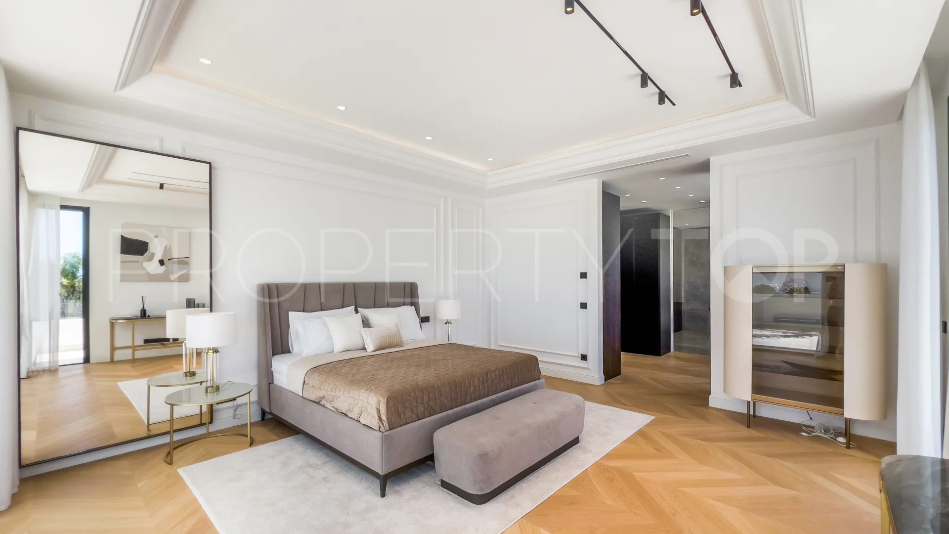 Villa de 5 dormitorios en venta en Las Lomas del Marbella Club