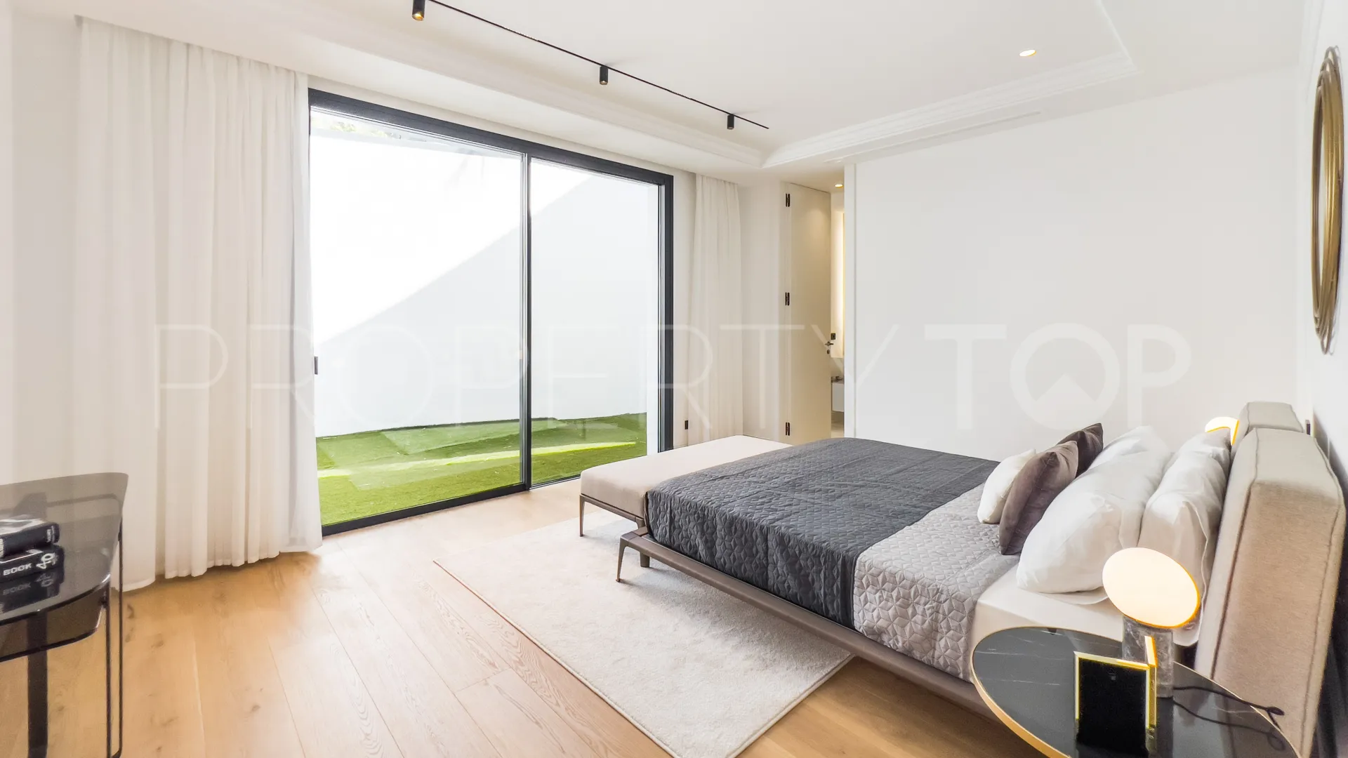 Villa de 5 dormitorios en venta en Las Lomas del Marbella Club