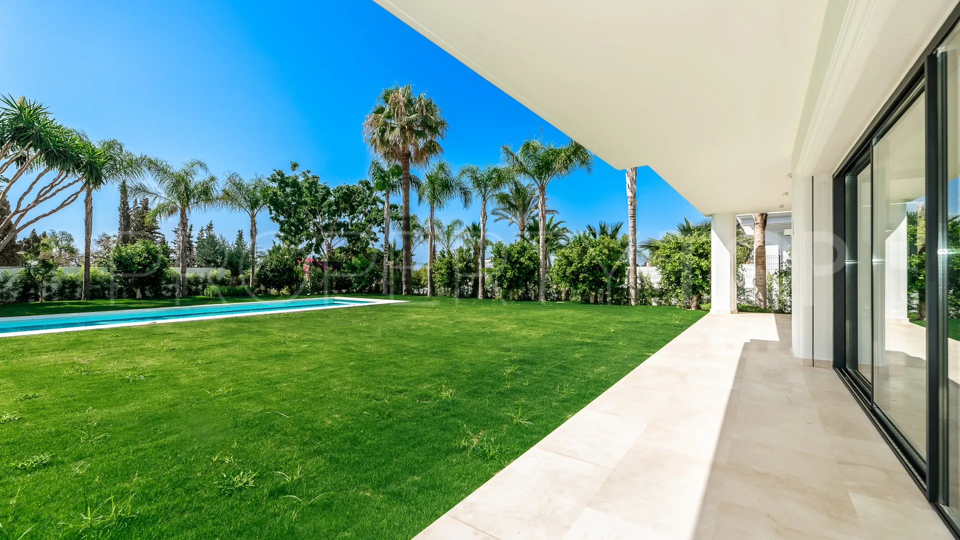 Villa de 5 dormitorios en venta en Las Lomas del Marbella Club