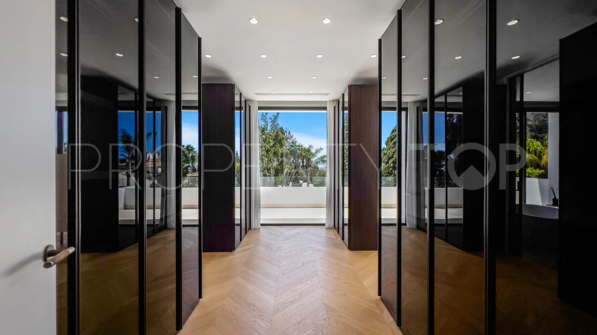 Villa de 5 dormitorios en venta en Las Lomas del Marbella Club