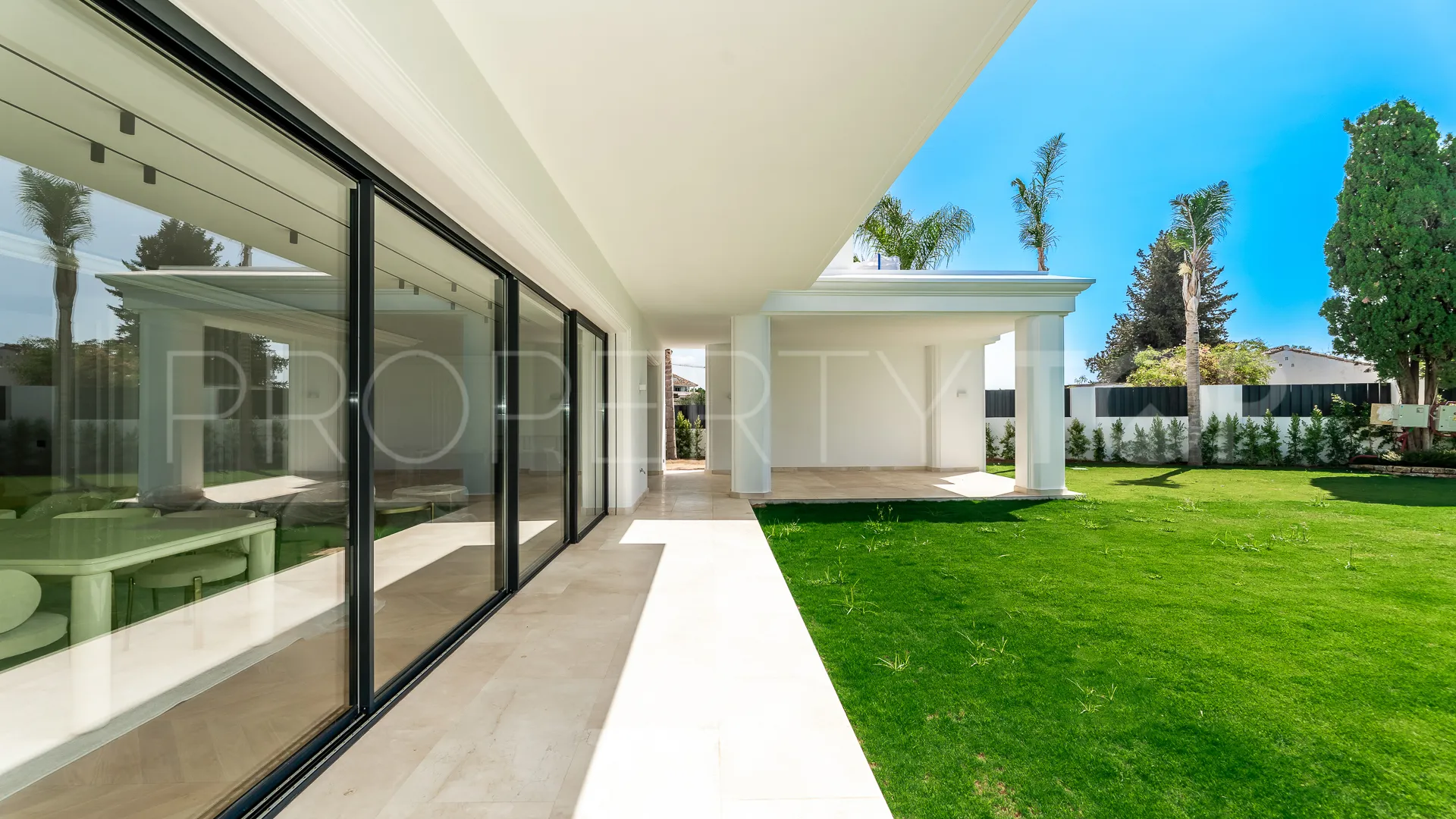Villa de 5 dormitorios en venta en Las Lomas del Marbella Club