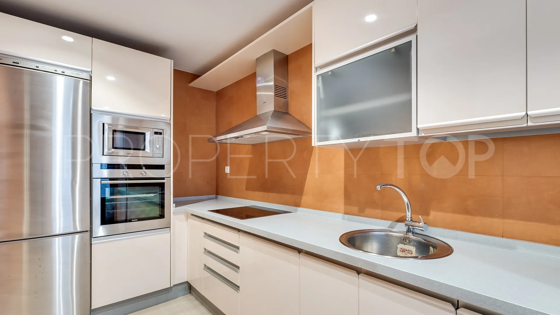 Apartamento con 2 dormitorios a la venta en Nueva Andalucia