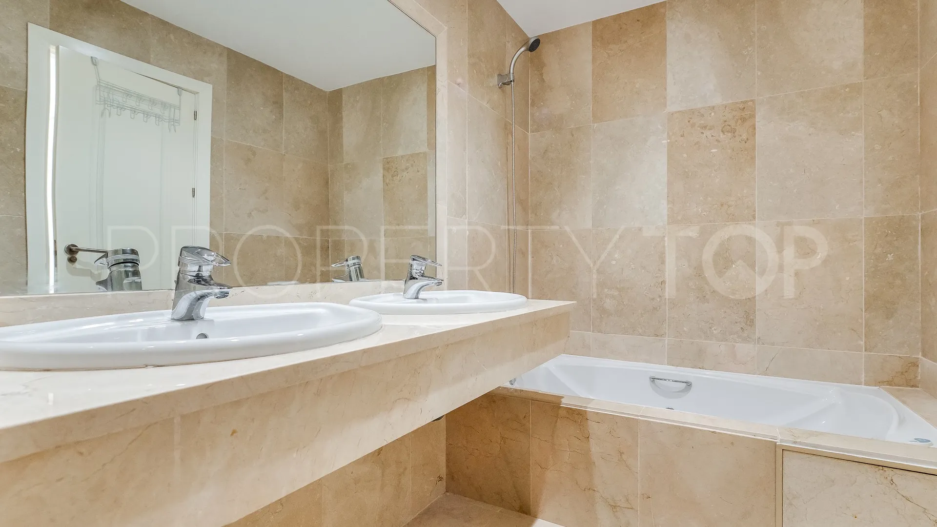 Apartamento con 2 dormitorios a la venta en Nueva Andalucia