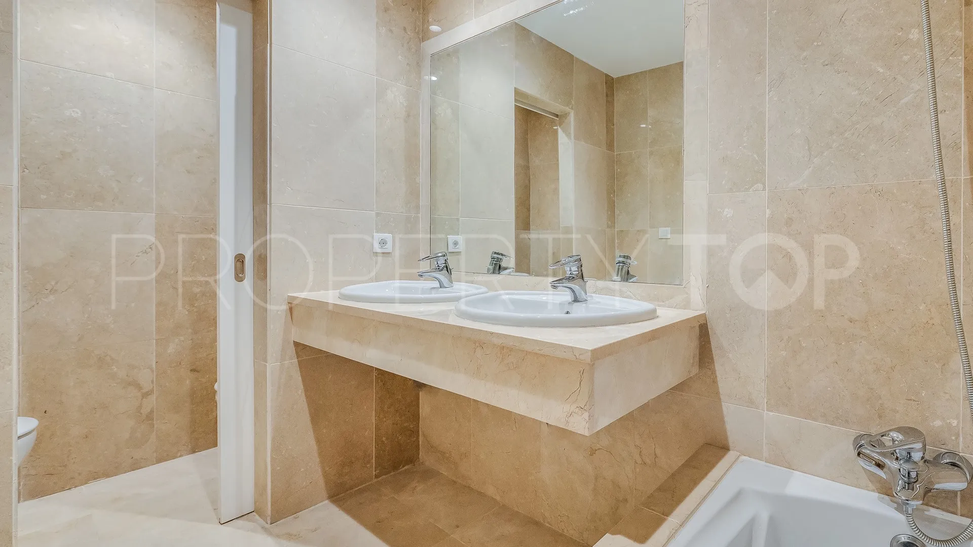Apartamento con 2 dormitorios a la venta en Nueva Andalucia