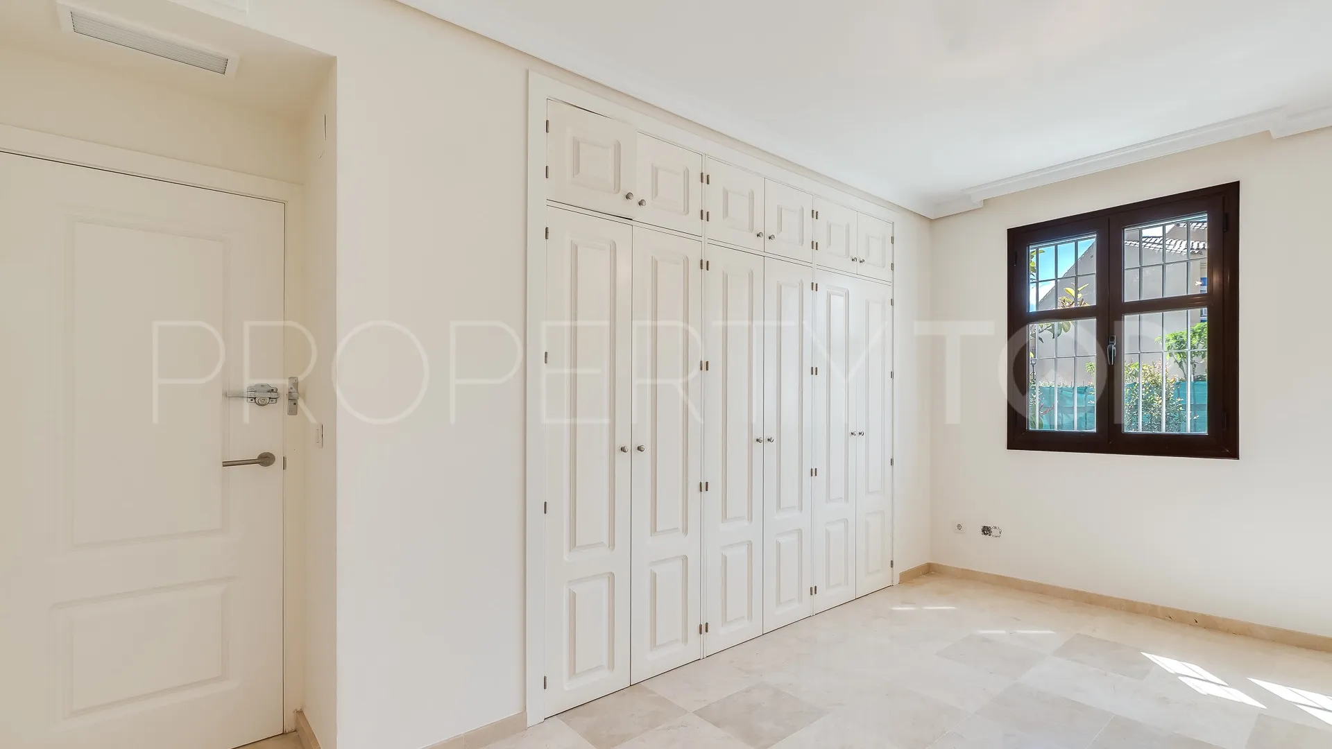 Apartamento con 2 dormitorios a la venta en Nueva Andalucia