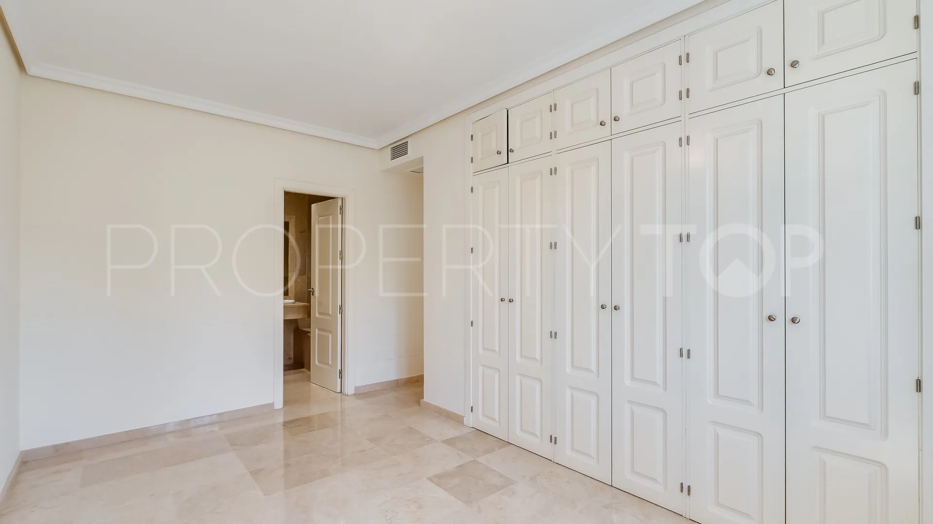 Apartamento con 2 dormitorios a la venta en Nueva Andalucia