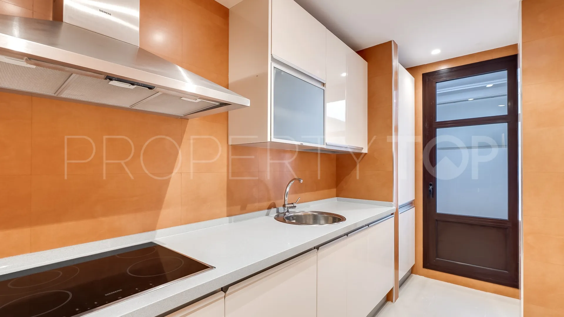 Apartamento con 2 dormitorios a la venta en Nueva Andalucia