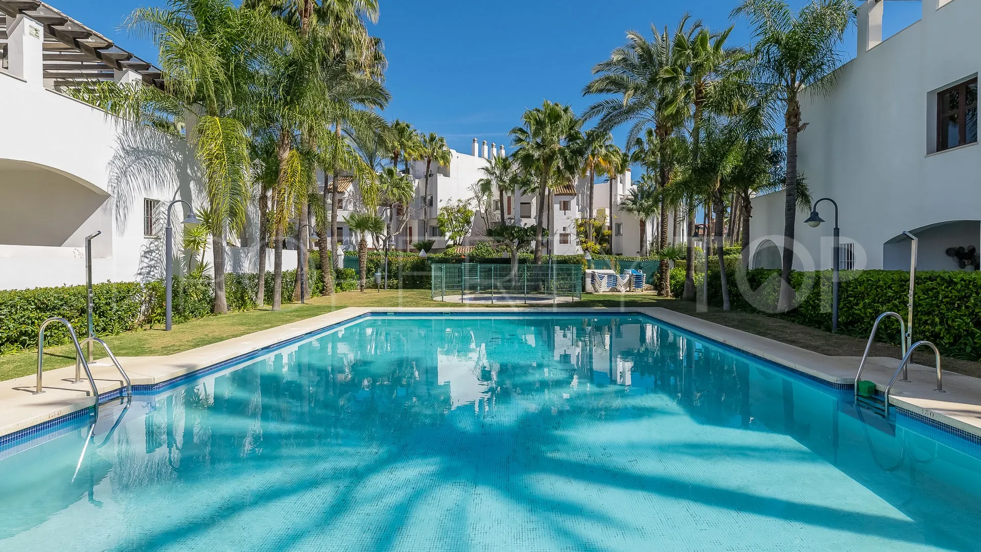 Apartamento con 2 dormitorios a la venta en Nueva Andalucia