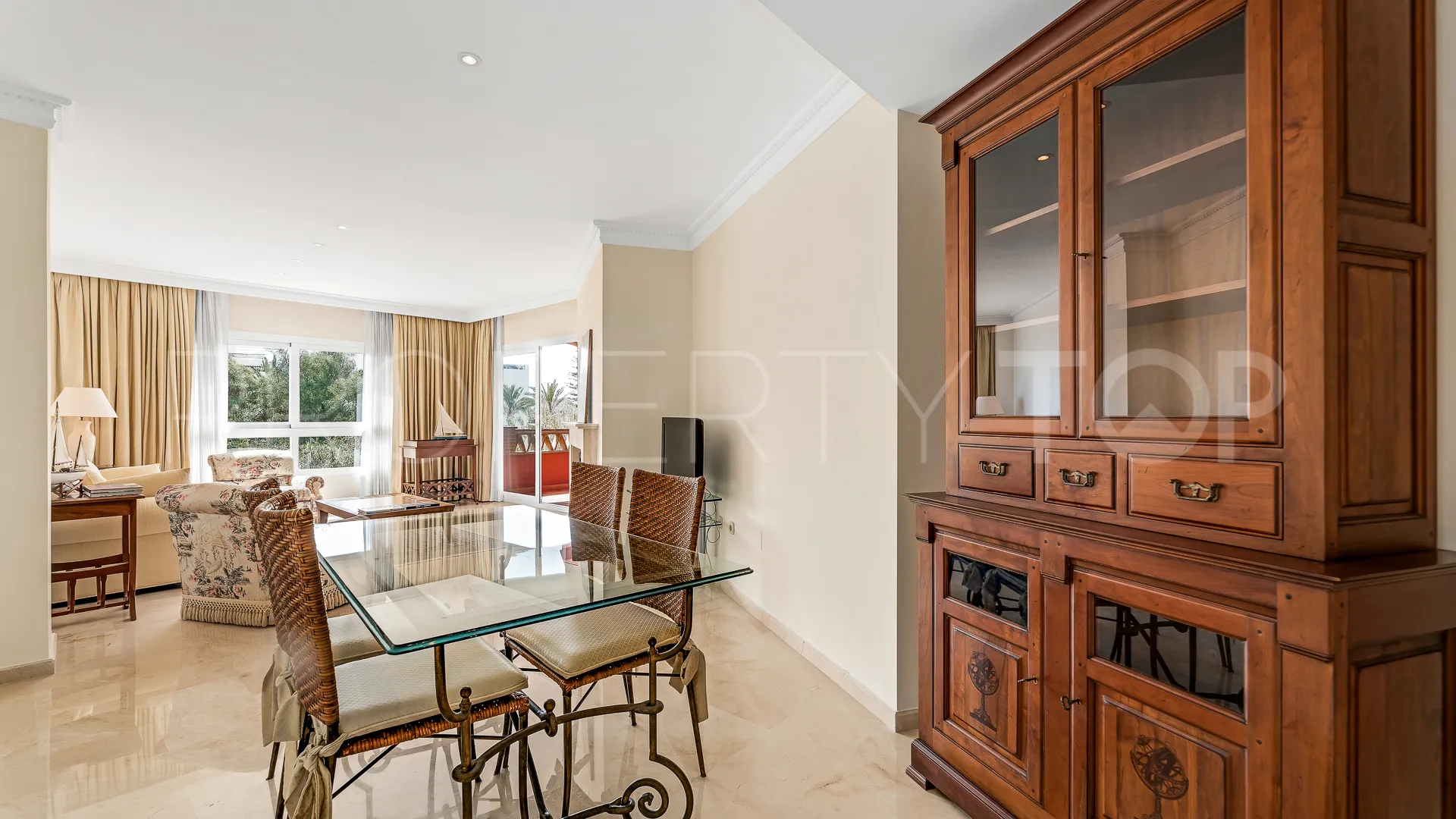 Apartamento en venta con 2 dormitorios en Elviria