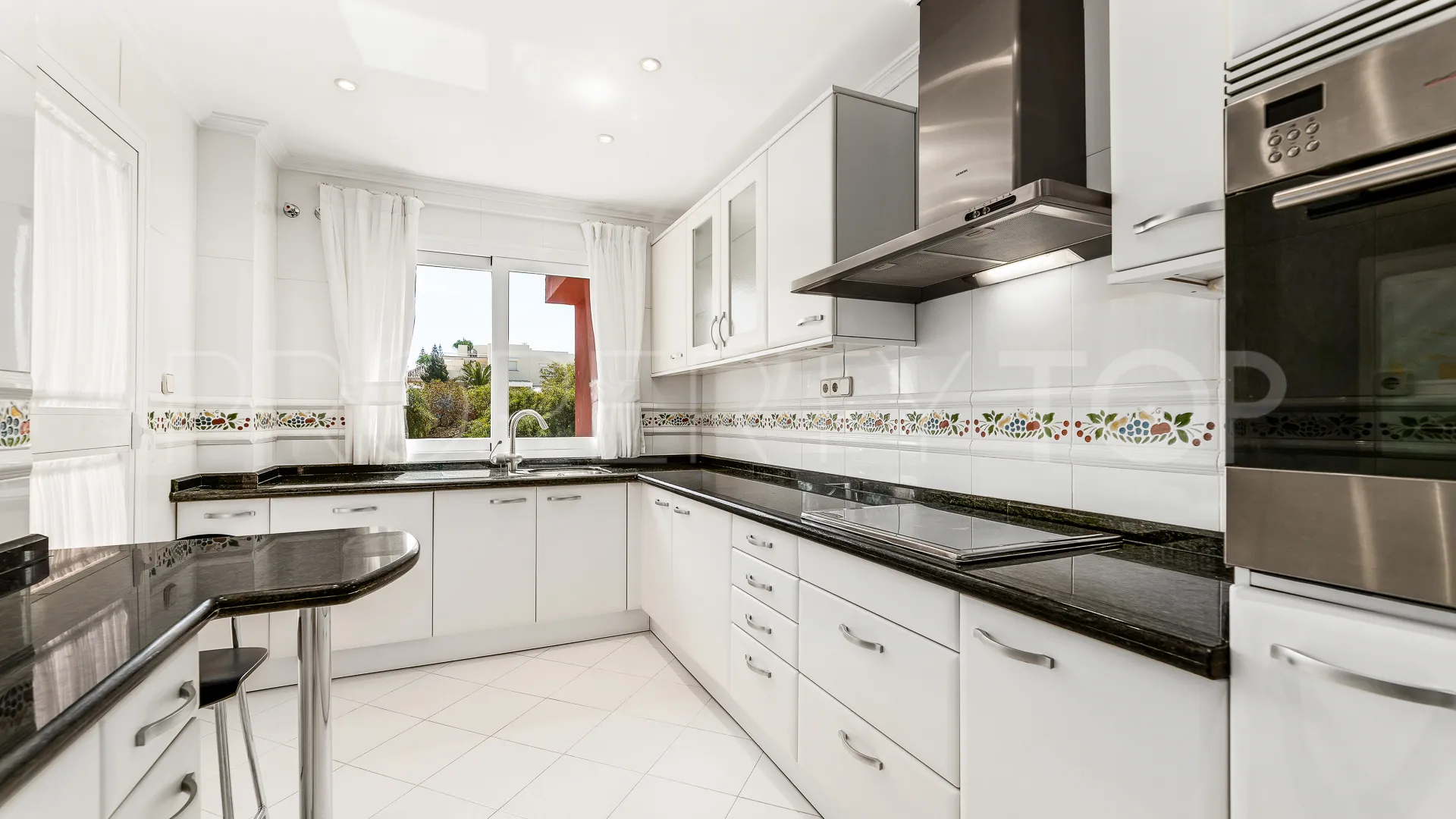 Apartamento en venta con 2 dormitorios en Elviria