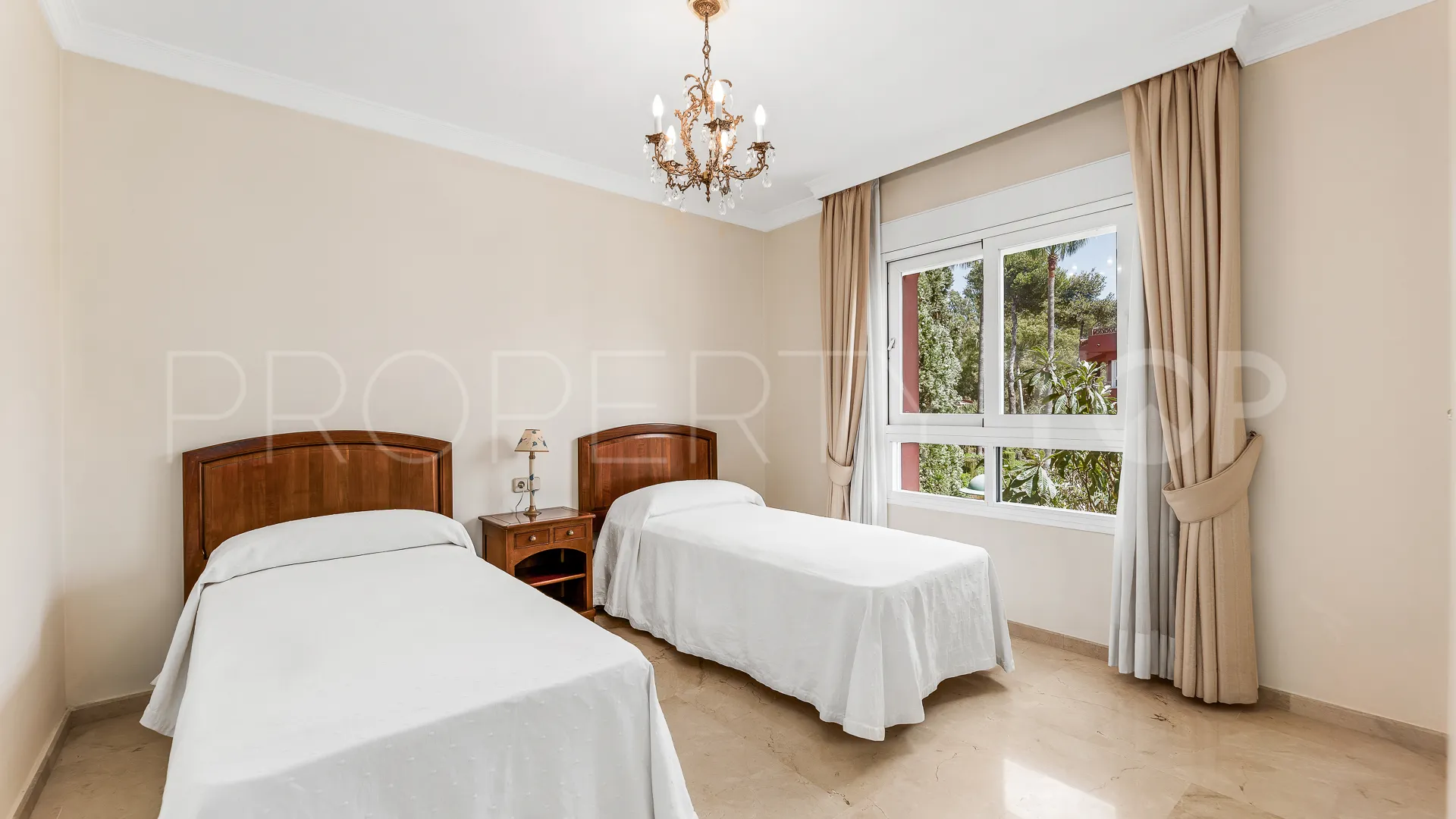 Apartamento en venta con 2 dormitorios en Elviria